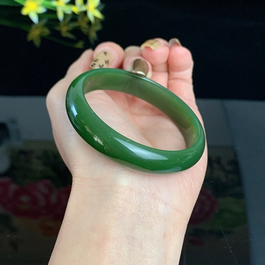 珍藏品，和田玉54.6圈口菠菜绿碧玉手镯！肉眼没啥结构，玉质细腻油润 底色纯净 无裂无黑 脂粉好，品