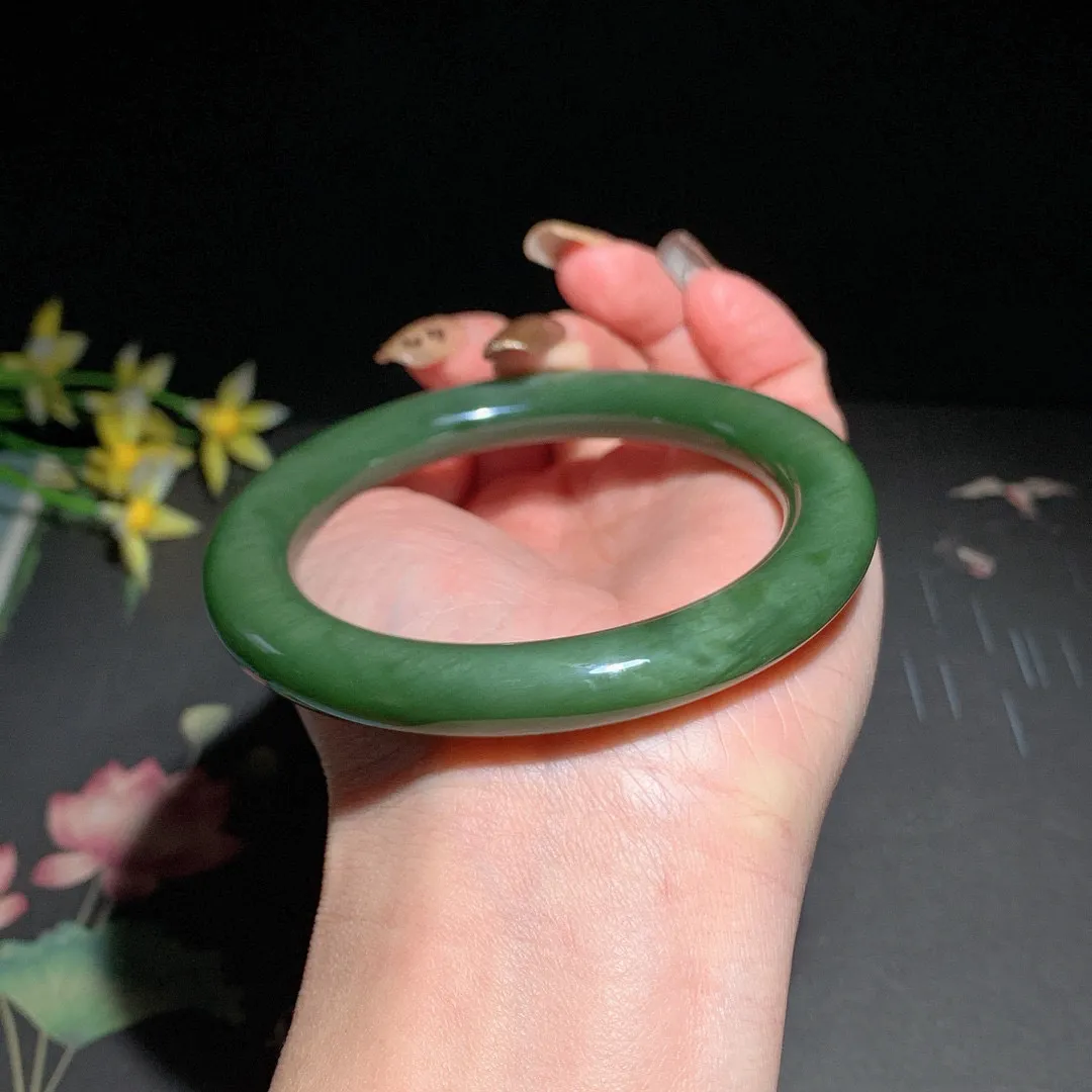 和田玉60圈口冰底菠菜绿猫眼圆条碧玉手镯！精品细料，玉质细腻油润 底色纯净 无裂无杂 脂粉好，品质高