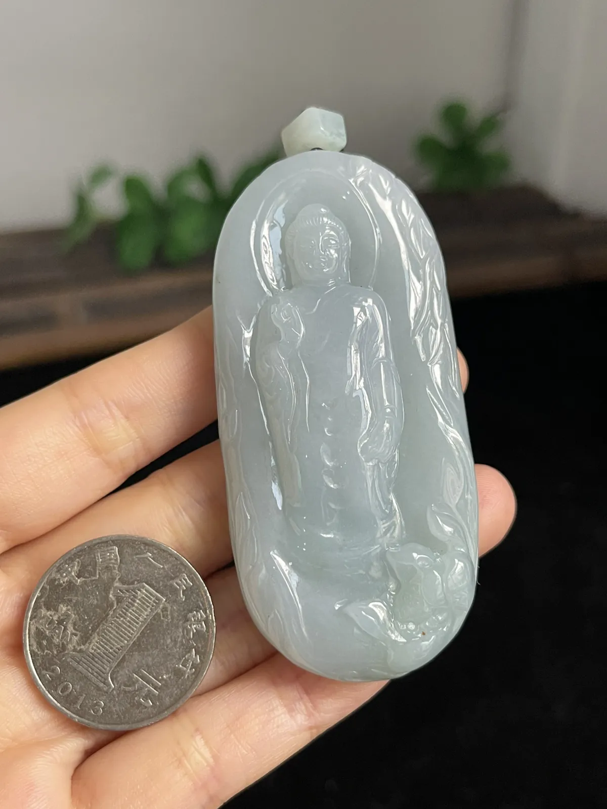 翡翠糯化种淡绿色吊坠，配石未测