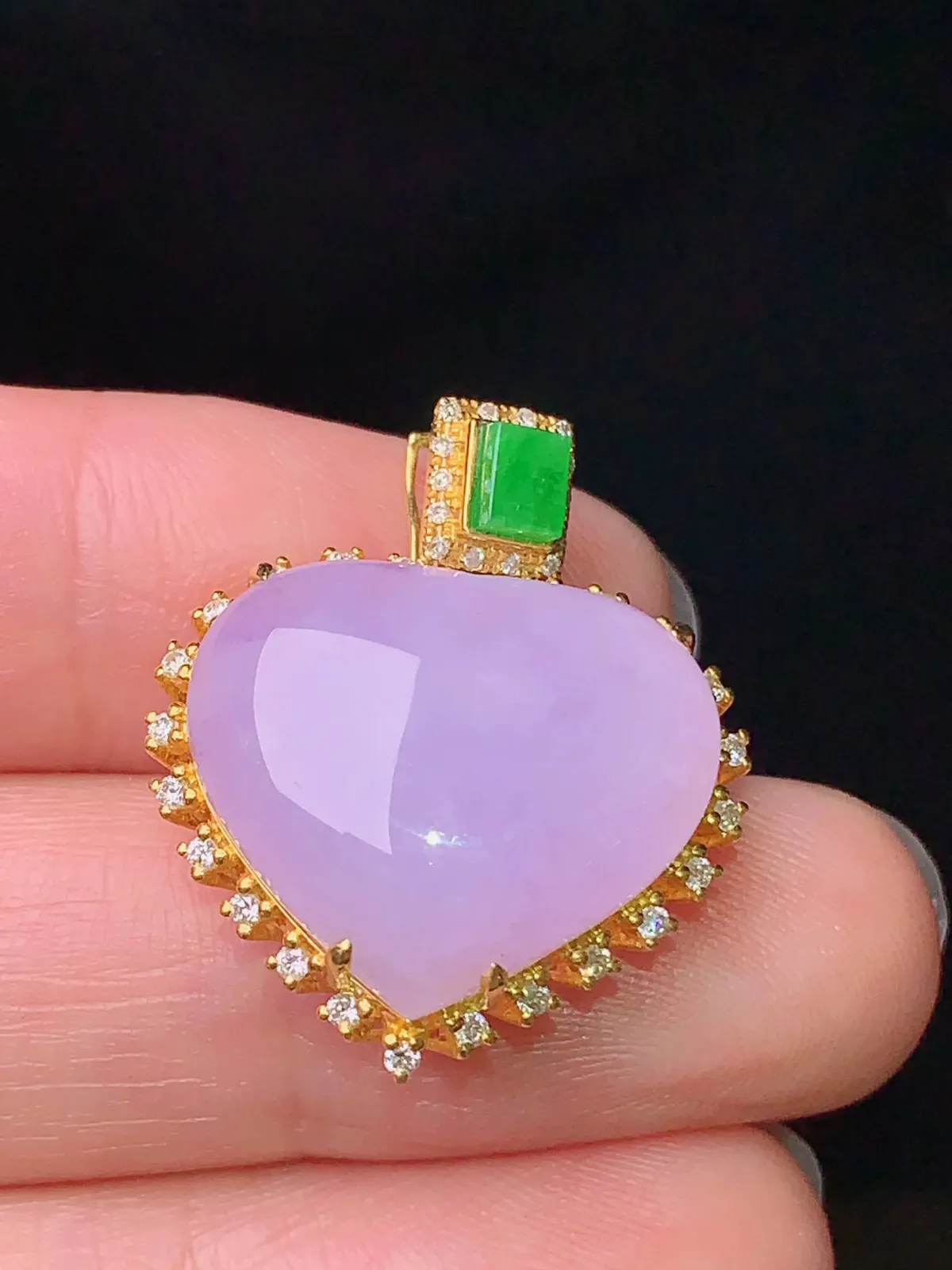 18k金钻镶嵌淡紫罗兰心形吊坠 搭配小绿方牌镶嵌 玉质细腻 水润整体尺寸25.3*21.2*10
