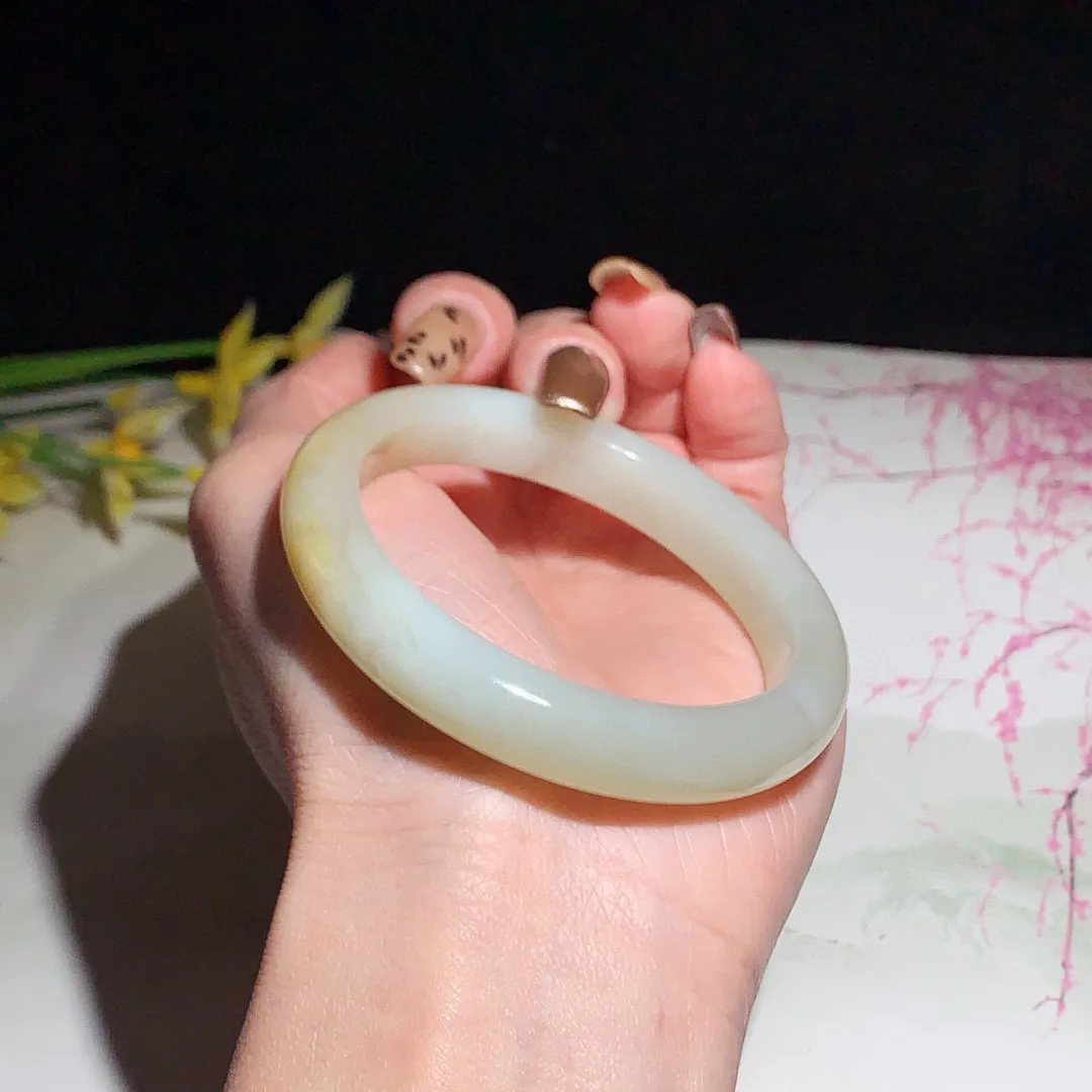 且末糖！和田玉53圈口且末糖手镯，玉质细腻油润 底色纯净 无裂无黑 脂粉好，品质好