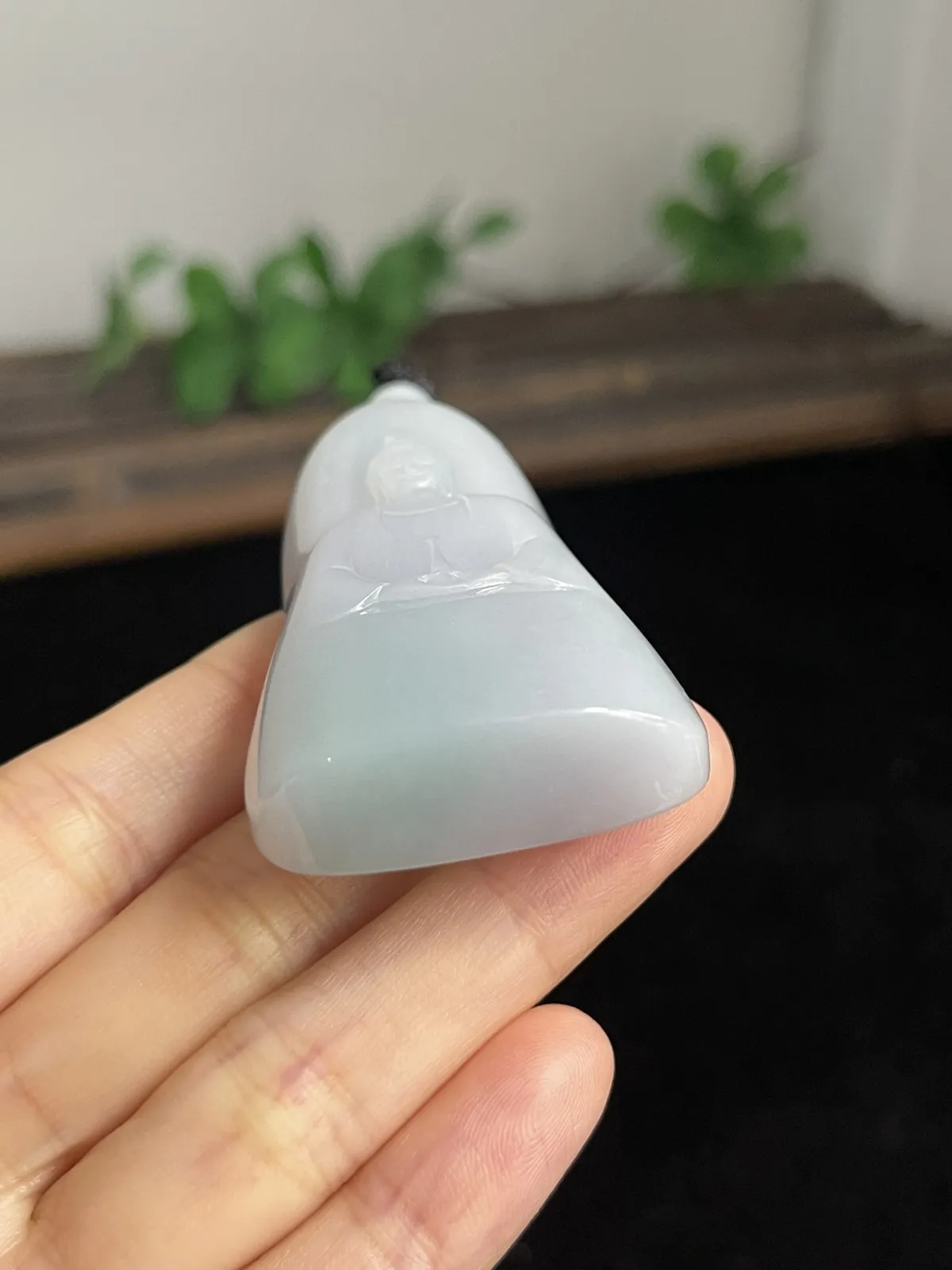 翡翠糯化种淡绿色吊坠，配珠未测