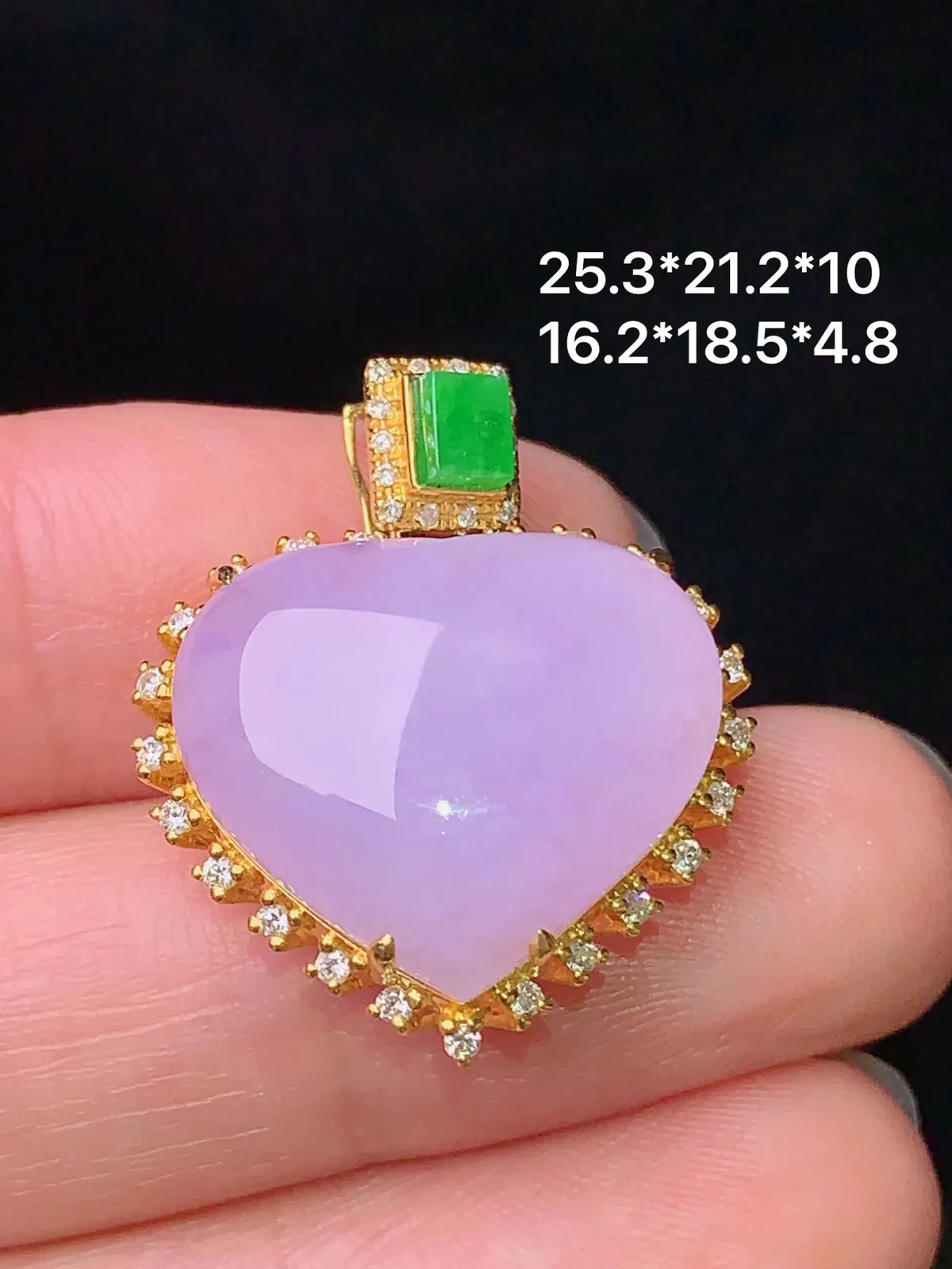 18k金钻镶嵌淡紫罗兰心形吊坠 搭配小绿方牌镶嵌 玉质细腻 水润整体尺寸25.3*21.2*10