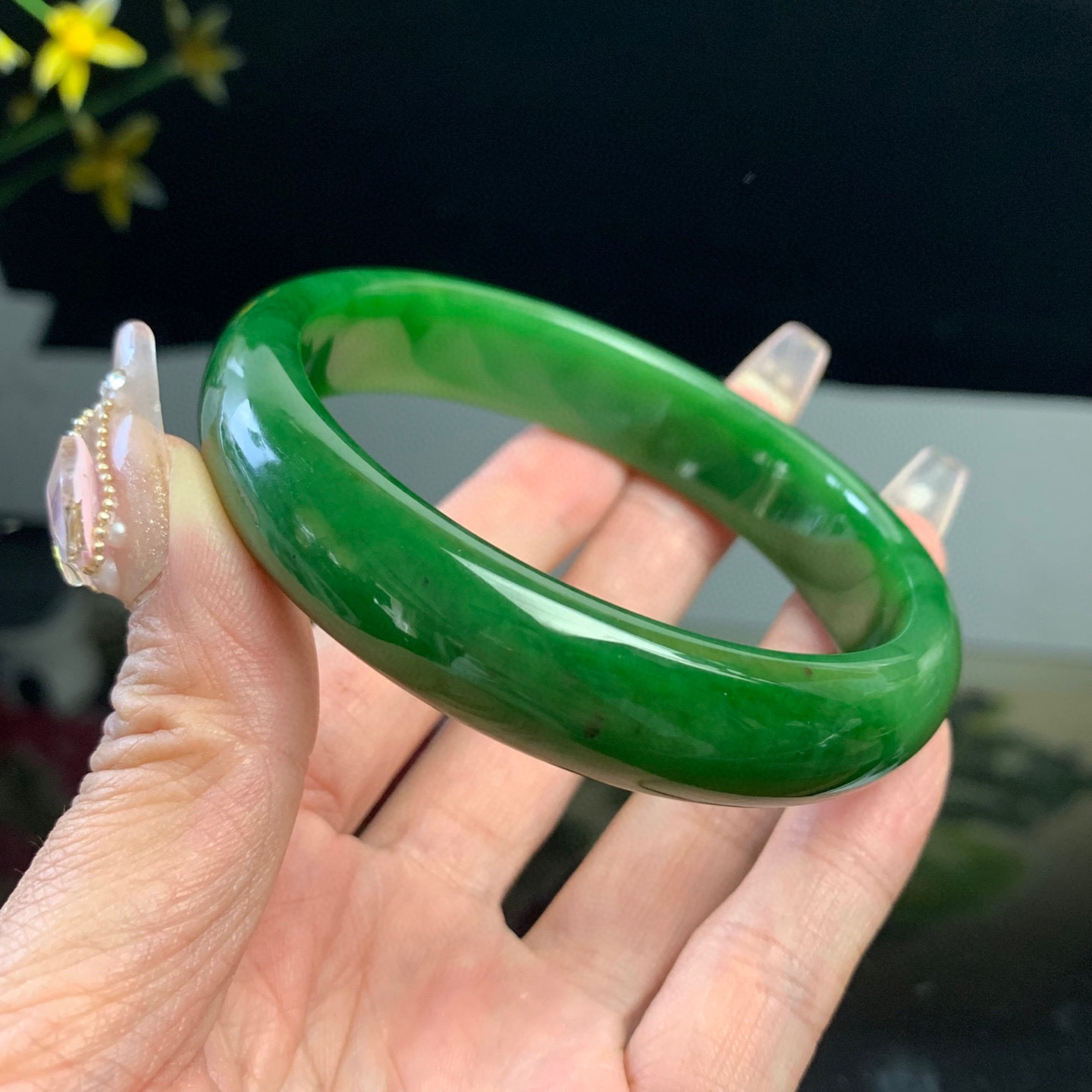 和田玉63圈口阳绿色碧玉手镯！阳绿色宽条手镯，少见阳绿大圈口宽条，玉质细腻油润 底色纯净 脂粉好，品