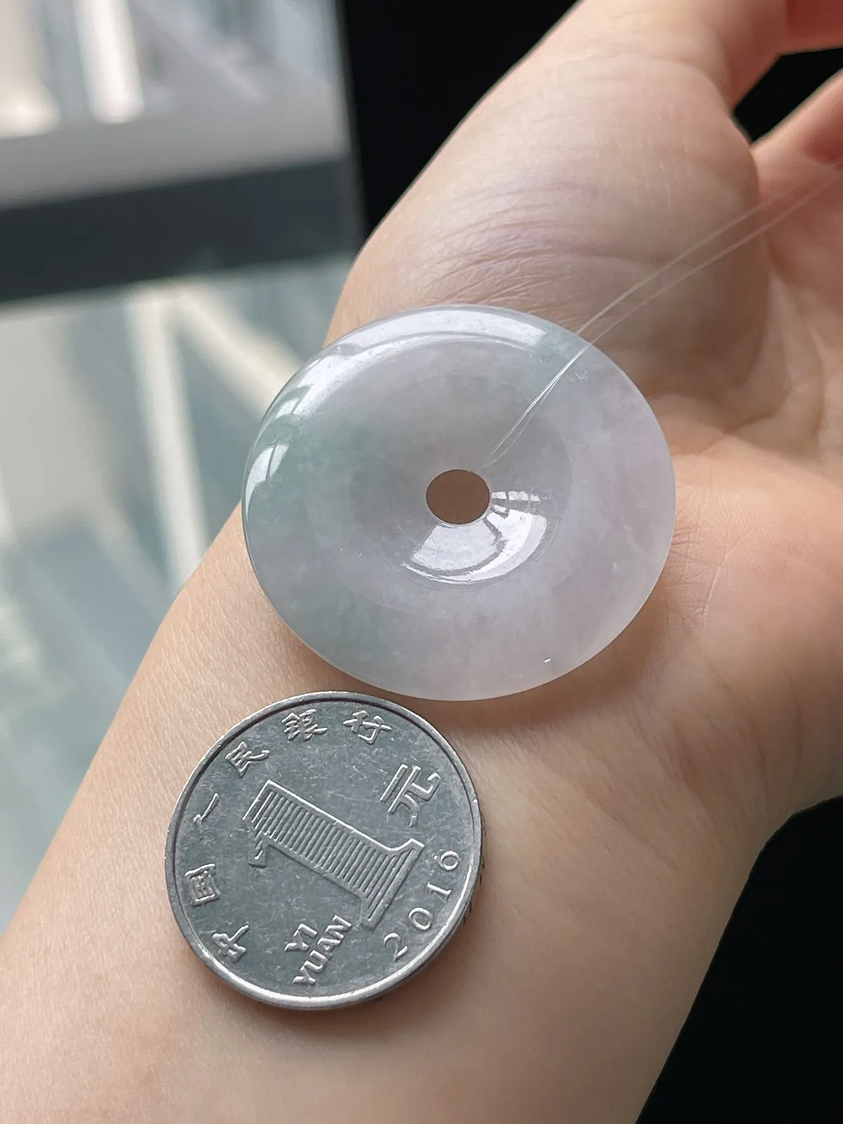 翡翠冰糯种飘绿平安扣