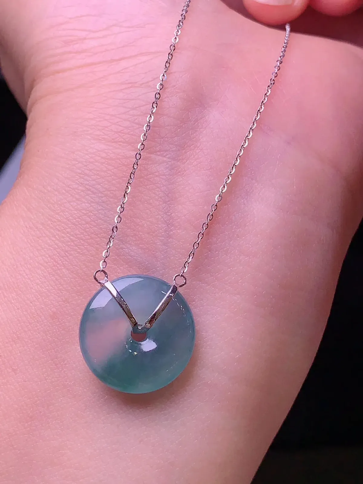 18k金钻镶嵌飘花平安扣项链吊坠 玉质水润细腻 色泽清新艳丽 整体尺寸16.6*4.3