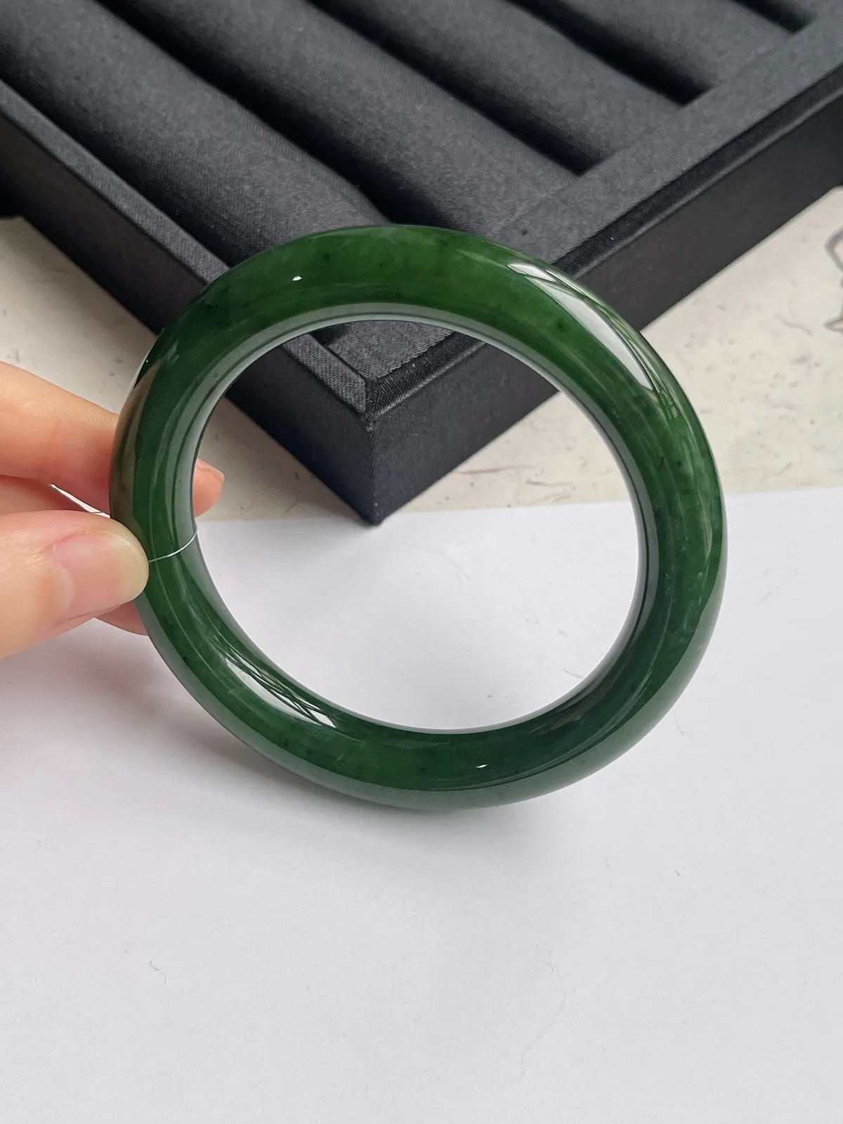 圆镯56.7圈口，和田玉碧玉手镯