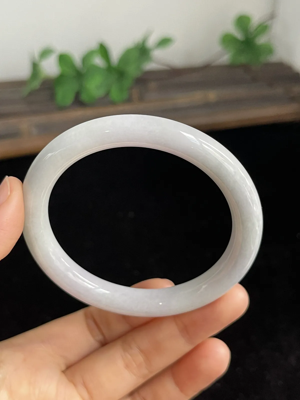 圆镯53.7圈口，翡翠糯化种白色手镯