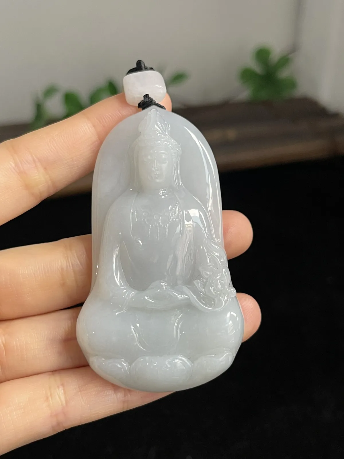 翡翠糯化种白色吊坠，配珠未测