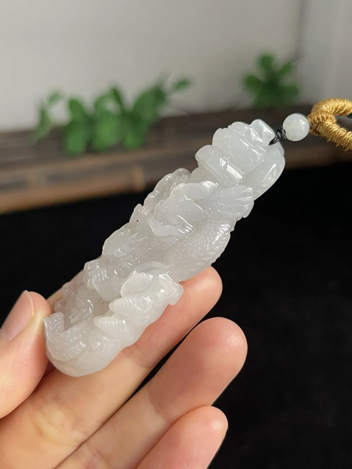 翡翠冰糯白色吊坠，配珠未测