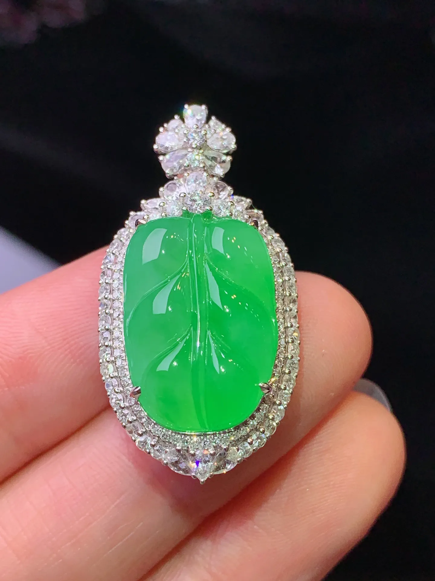 18k金钻镶嵌翠绿树叶吊坠 玉质细腻 色泽清新艳丽 整体尺寸34*17.5*11.8