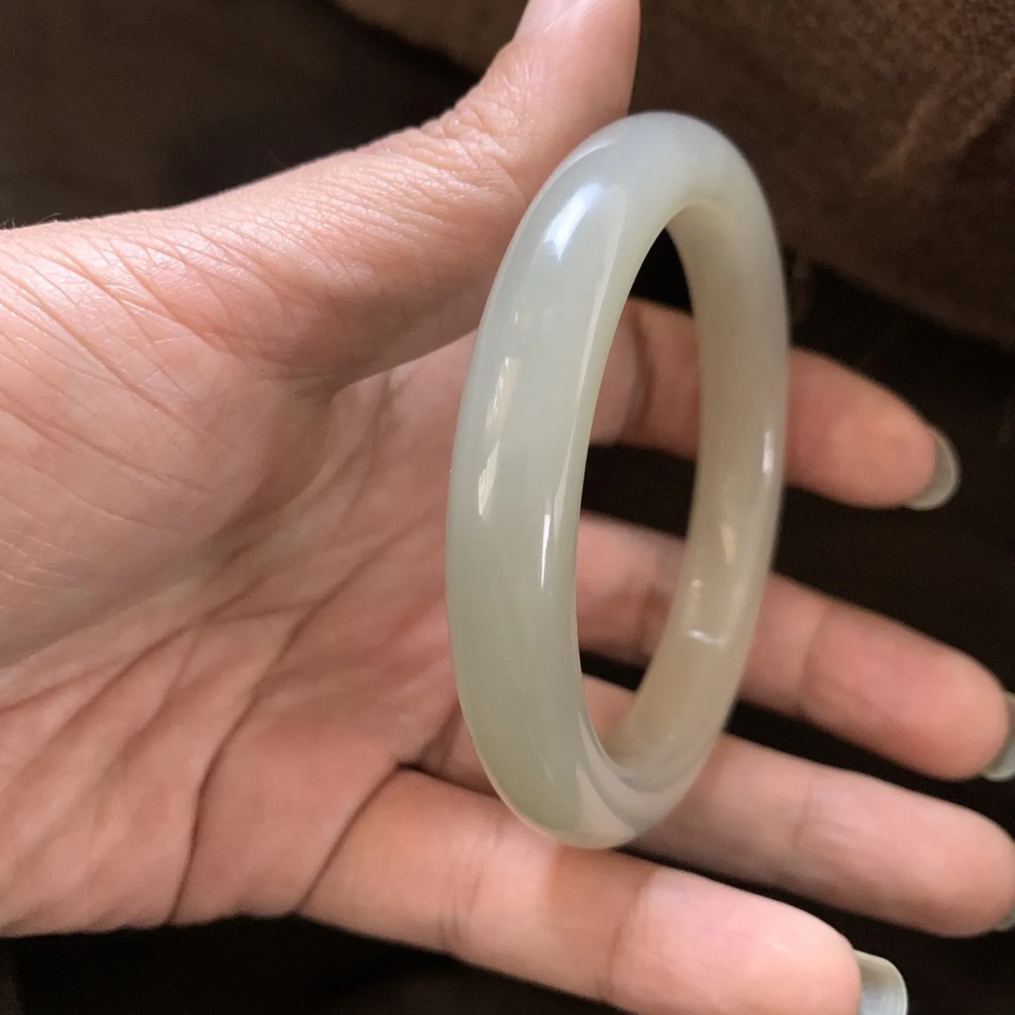 和田玉58圈口藕粉色手镯，两色藕粉，镯型古朴典雅。在诗情画意的雨巷相遇，你是我腕间的一抹风情，有你眸