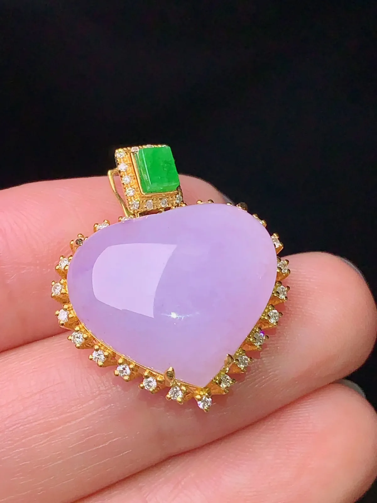 18k金钻镶嵌淡紫罗兰心形吊坠 搭配小绿方牌镶嵌 玉质细腻 水润整体尺寸25.3*21.2*10