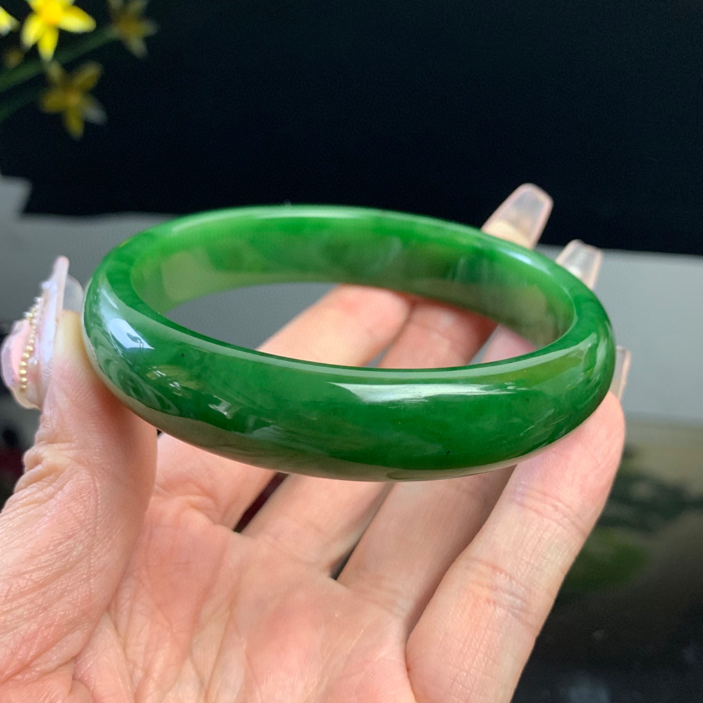 和田玉63圈口阳绿色碧玉手镯！阳绿色宽条手镯，少见阳绿大圈口宽条，玉质细腻油润 底色纯净 脂粉好，品