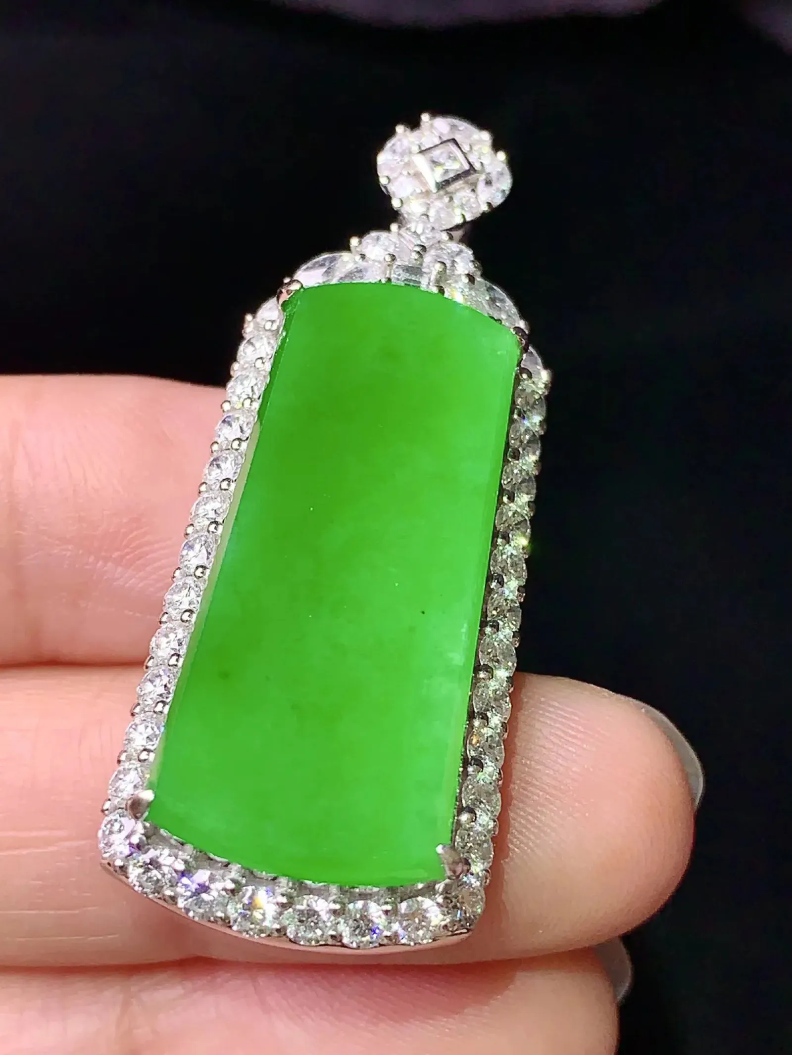 18k金钻镶嵌满绿无事牌吊坠 玉质细腻 色泽清新艳丽 整体尺寸42.3*16.8*9.2