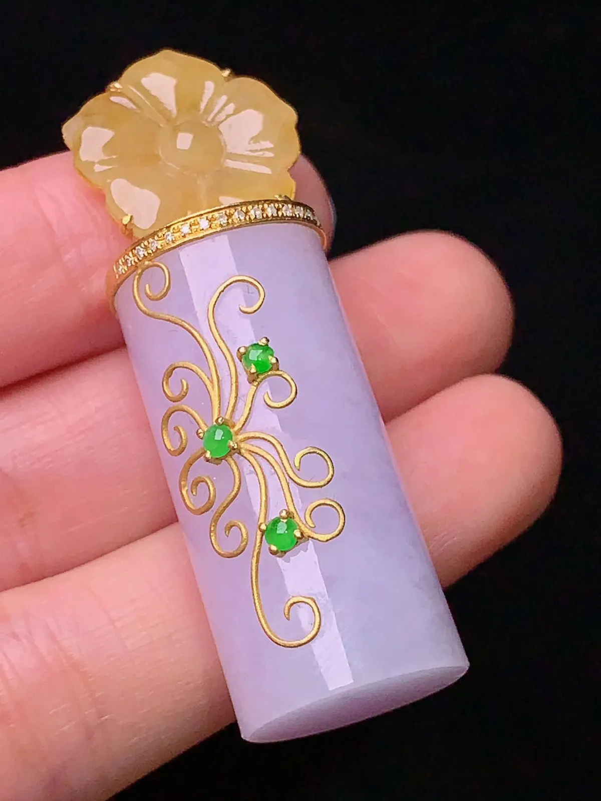 18k金钻镶嵌淡紫罗兰玉柱吊坠 搭配小绿蛋面镶嵌 玉质细腻 整体尺寸49.3*15.5*15.5