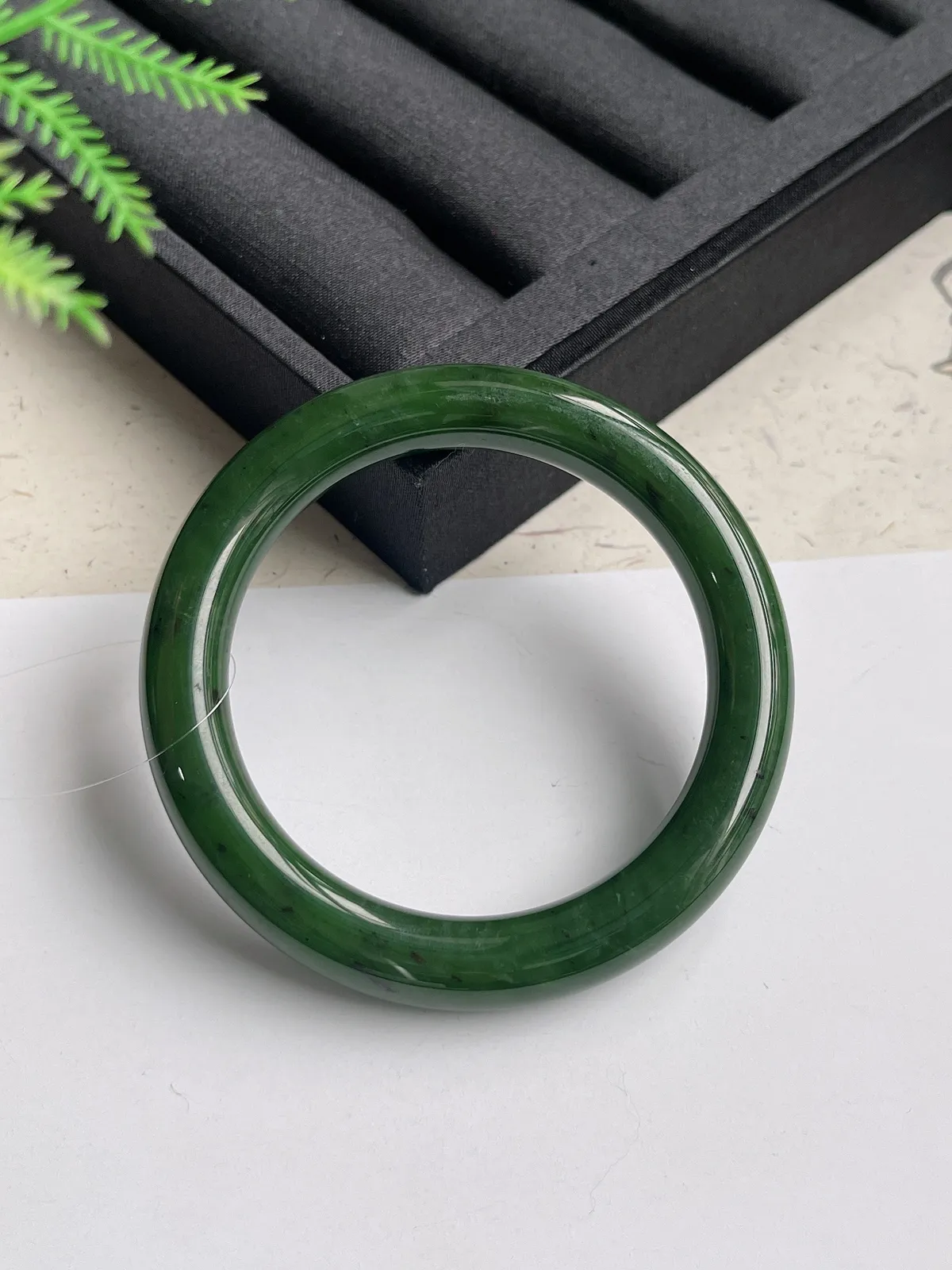 圆镯56.7圈口，和田玉碧玉手镯