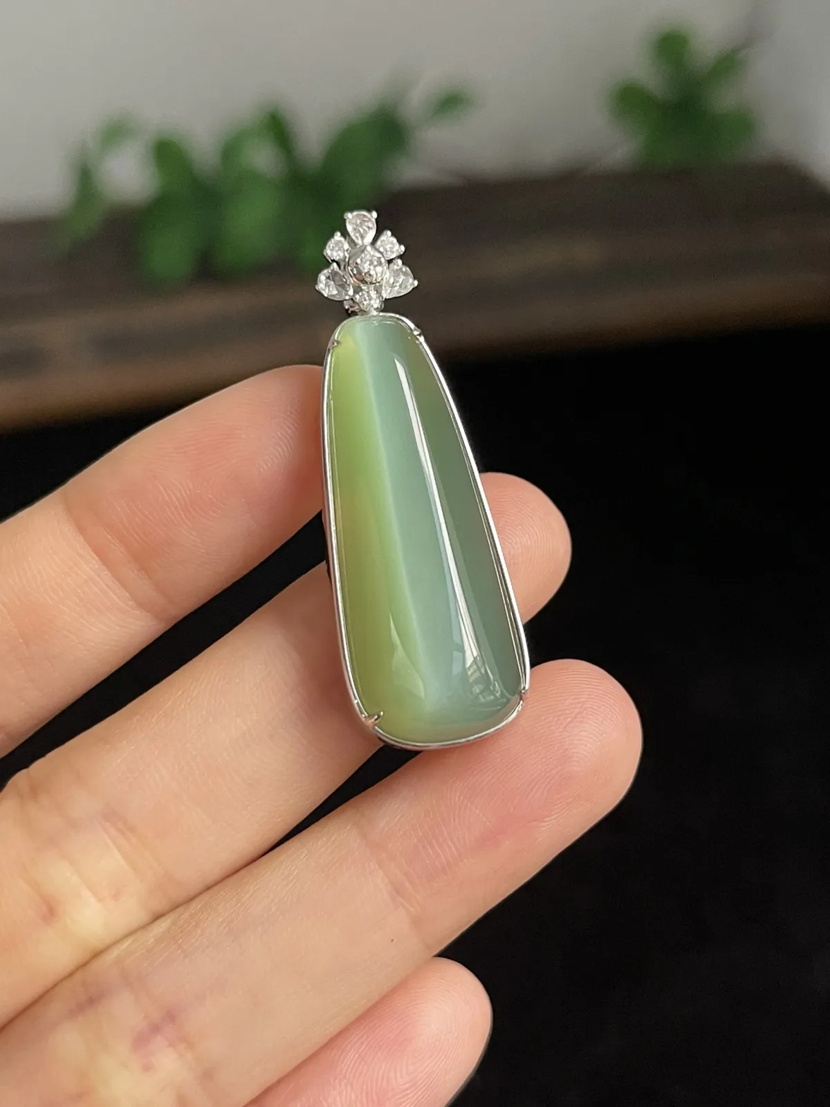 和田玉吊坠，印记：G18K,伴钻石