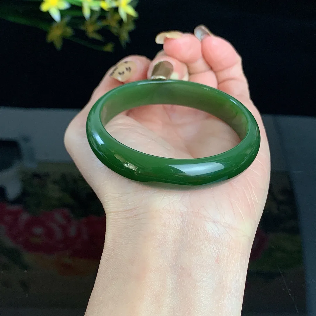 珍藏品，和田玉54.6圈口菠菜绿碧玉手镯！肉眼没啥结构，玉质细腻油润 底色纯净 无裂无黑 脂粉好，品