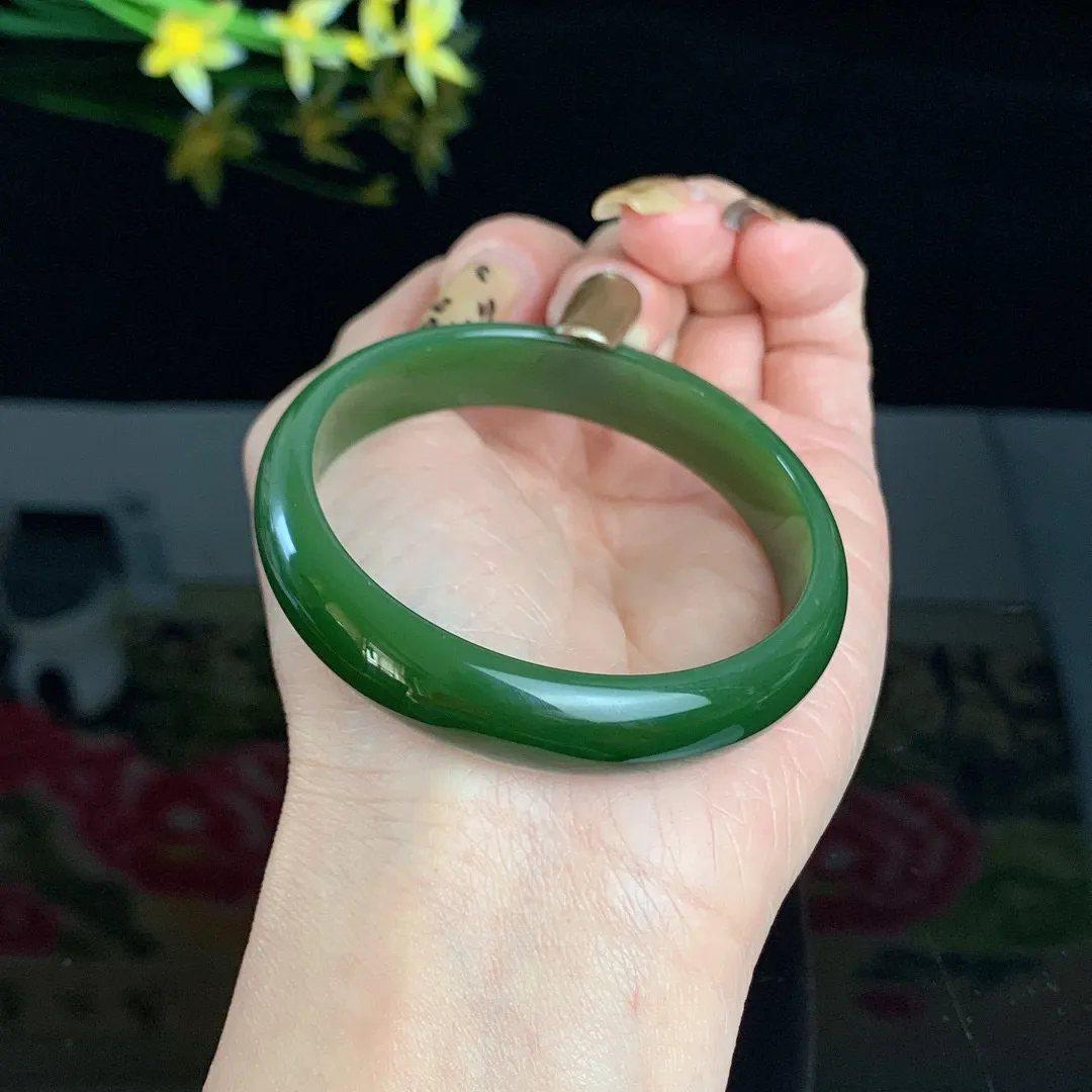 珍藏品，和田玉54.6圈口菠菜绿碧玉手镯！肉眼没啥结构，玉质细腻油润 底色纯净 无裂无黑 脂粉好，品质高