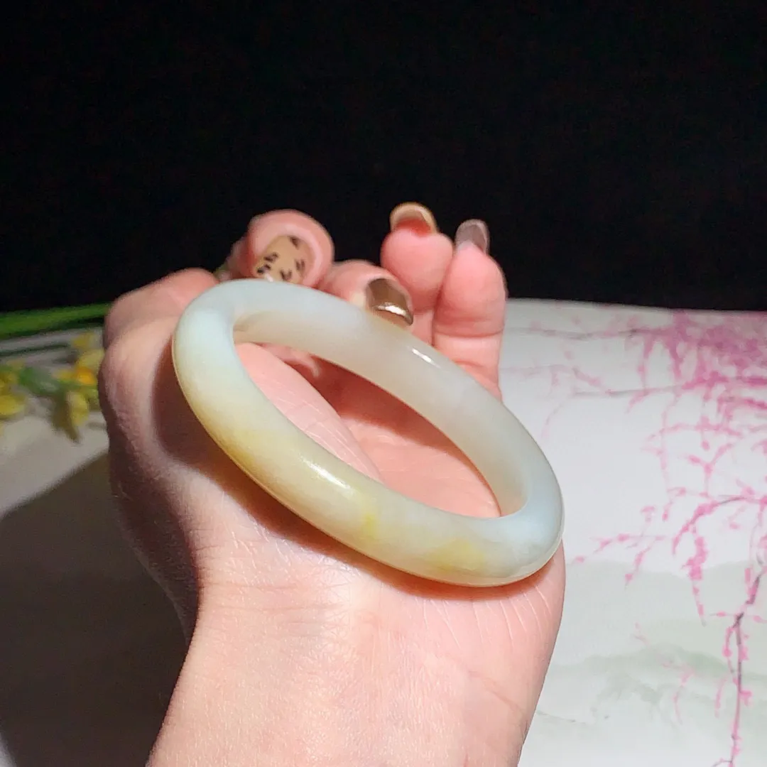 且末糖！和田玉53圈口且末糖手镯，玉质细腻油润 底色纯净 无裂无黑 脂粉好，品质好