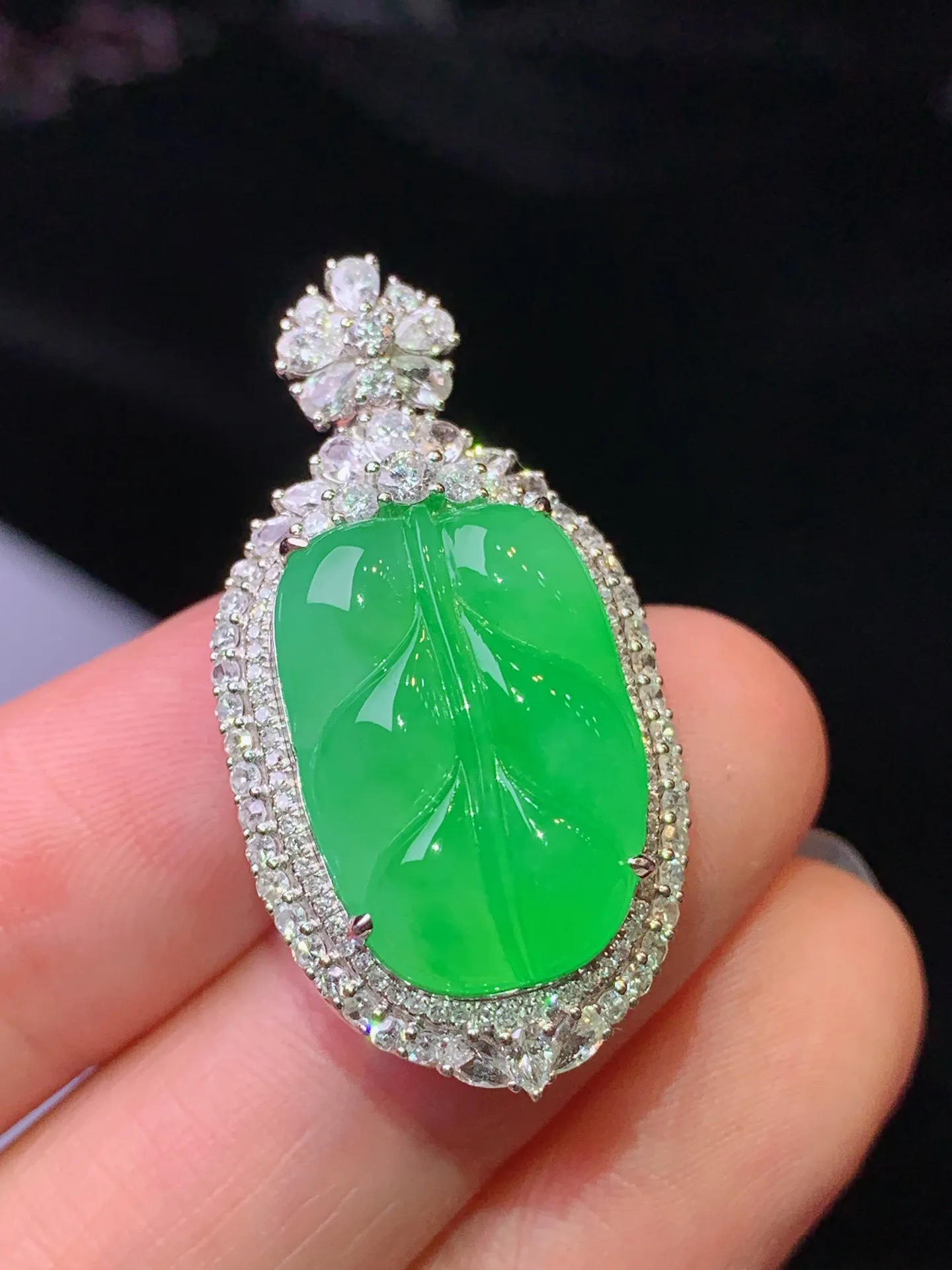 18k金钻镶嵌翠绿树叶吊坠 玉质细腻 色泽清新艳丽 整体尺寸34*17.5*11.8