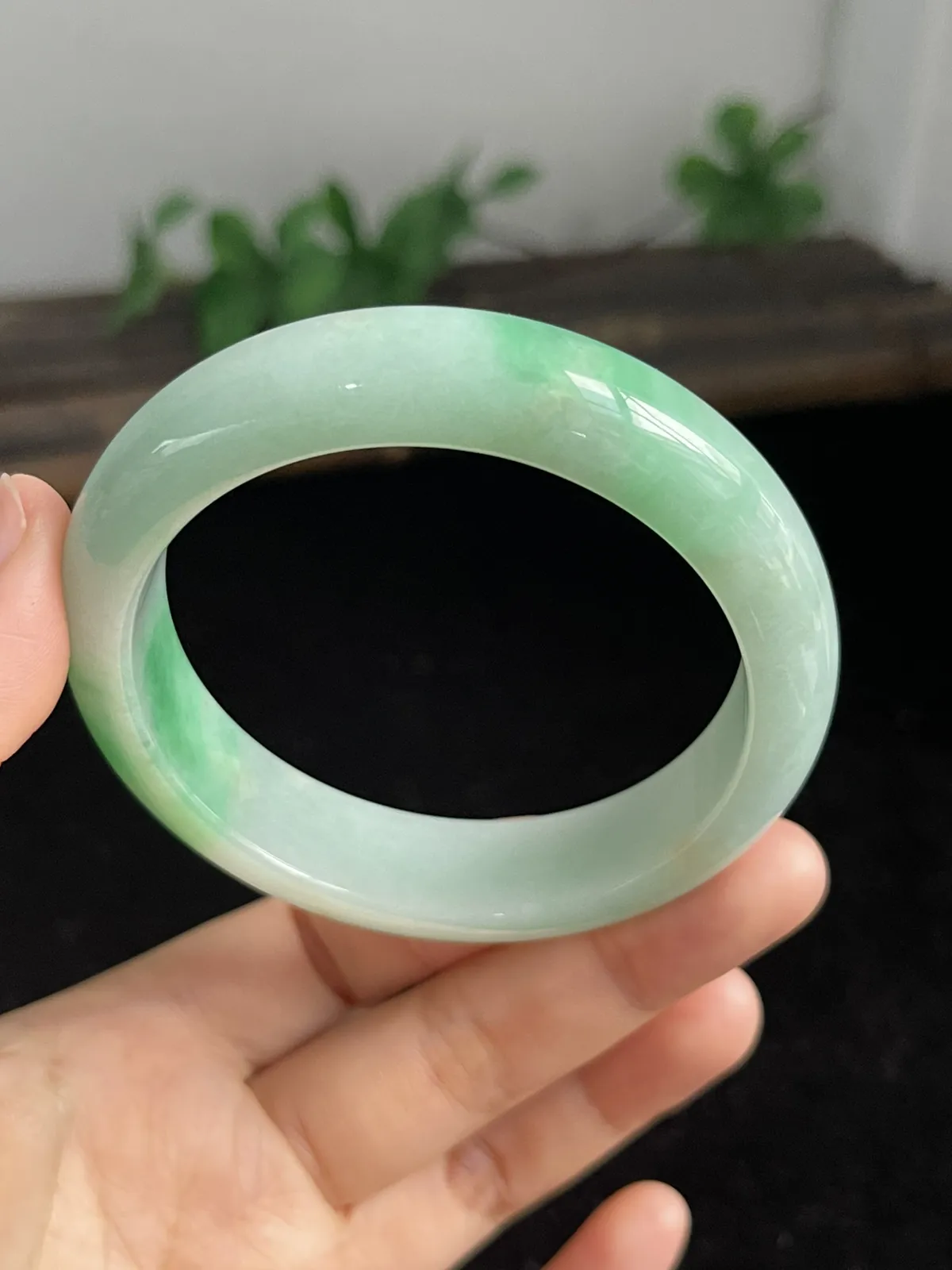 正圈55.5圈口，翡翠糯化种飘绿手镯