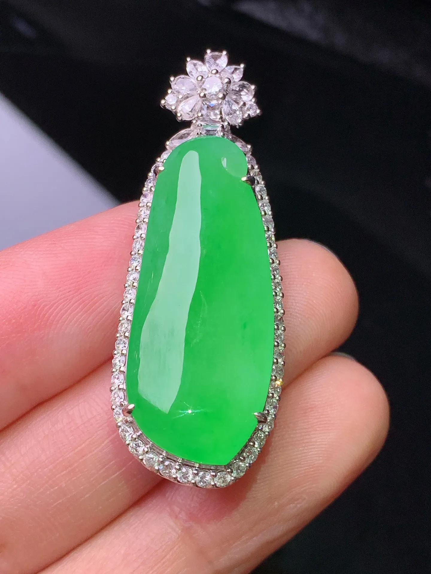 18k金钻镶嵌翠绿福瓜吊坠 玉质细腻 色泽艳丽清新 整体尺寸42.5*15.5*10.8