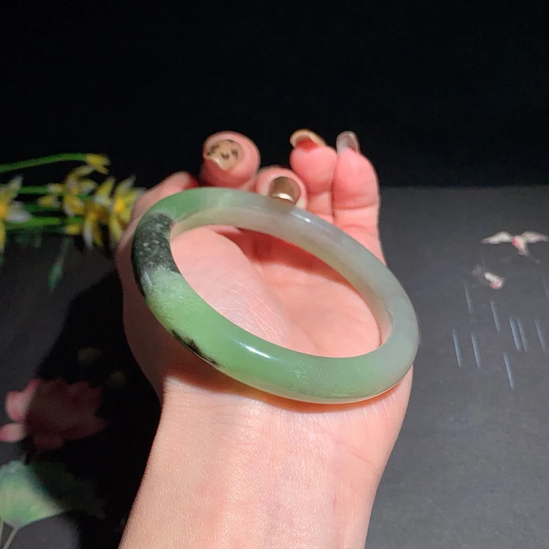 和田玉57.5圈口三色翠青手镯！玉质细腻油润 底色纯净 无纹裂 脂粉好，品质高