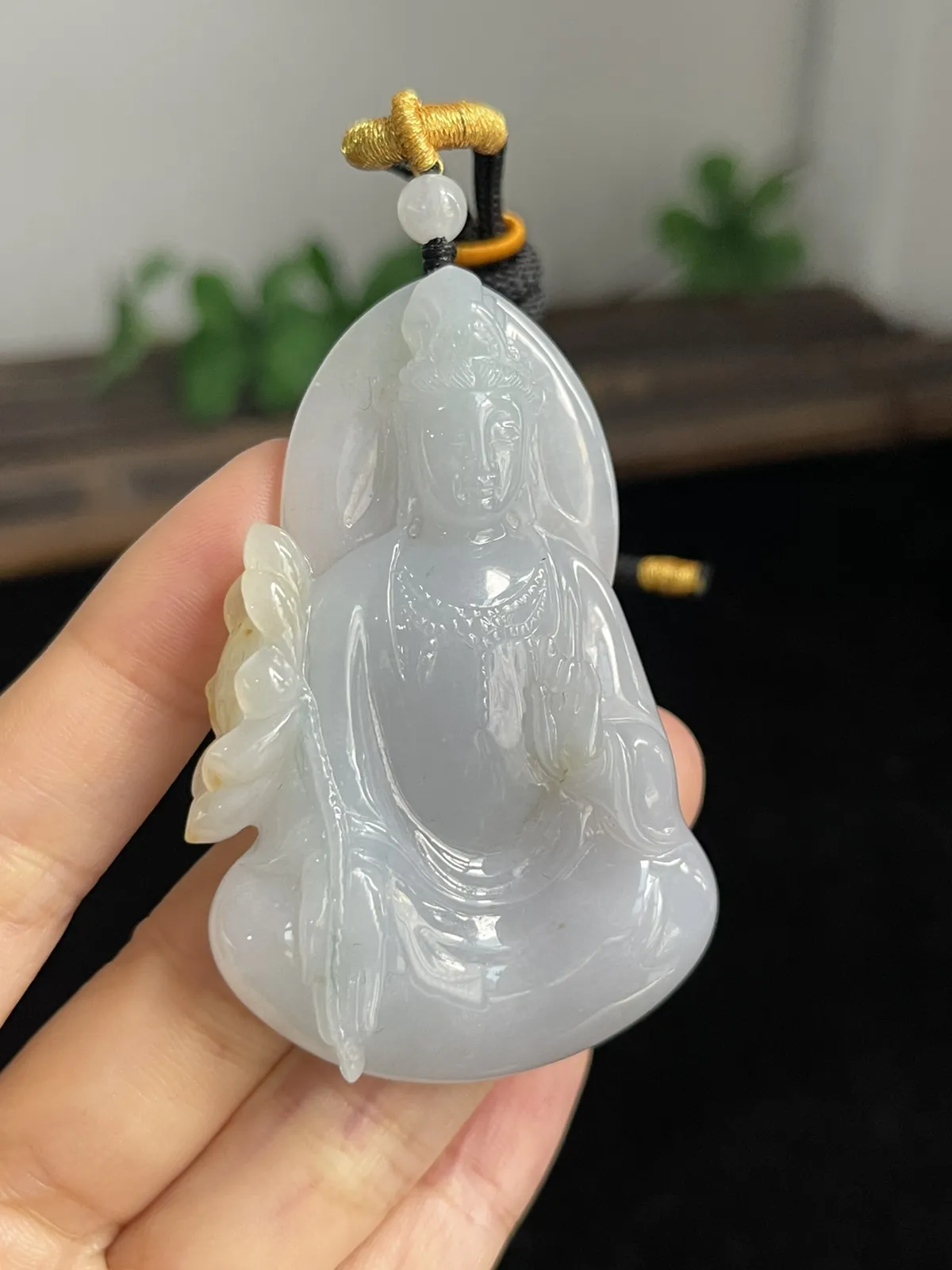 翡翠糯化种白色吊坠，配珠未测