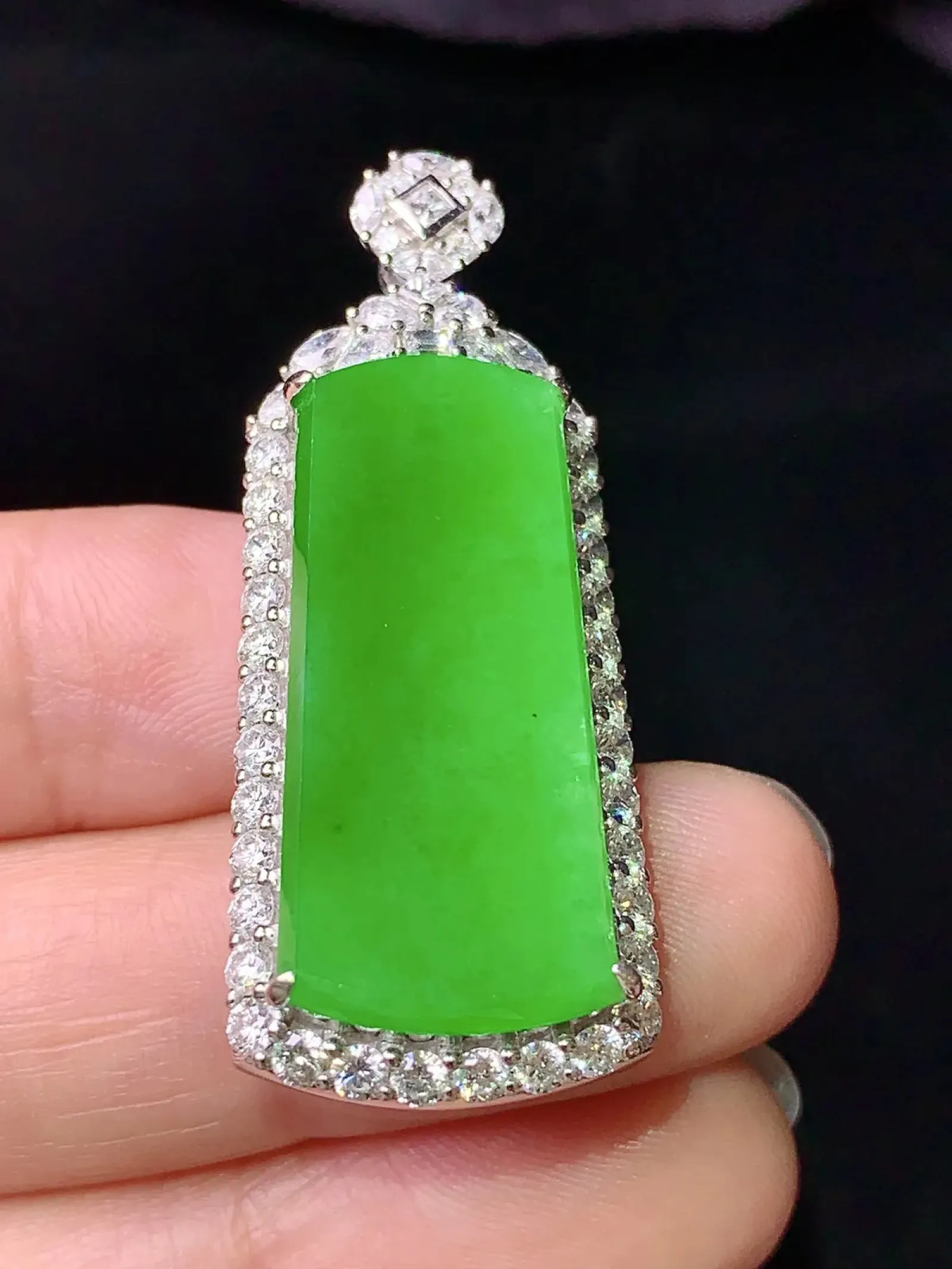 18k金钻镶嵌满绿无事牌吊坠 玉质细腻 色泽清新艳丽 整体尺寸42.3*16.8*9.2