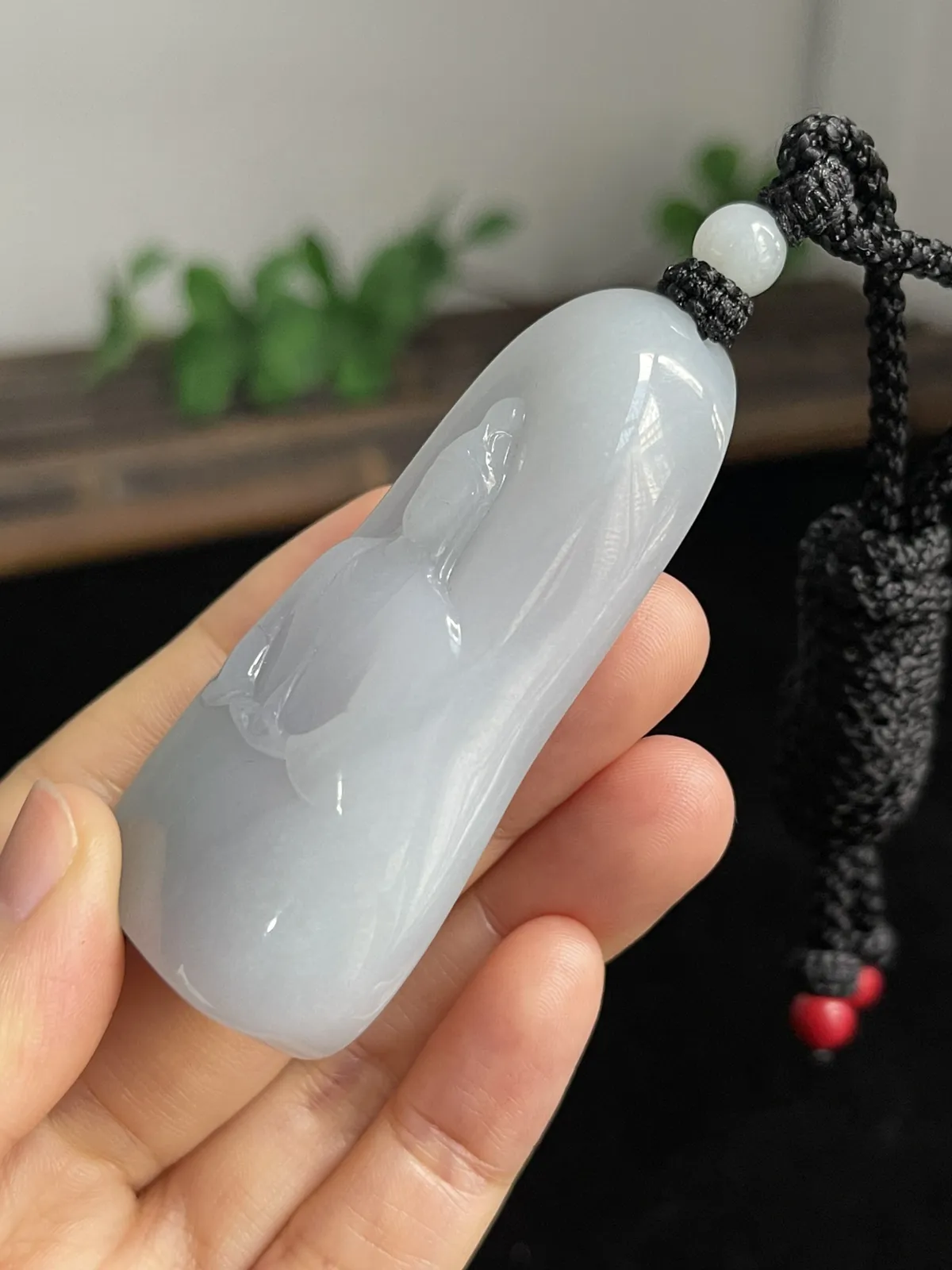 翡翠糯化种淡绿色吊坠，配珠未测