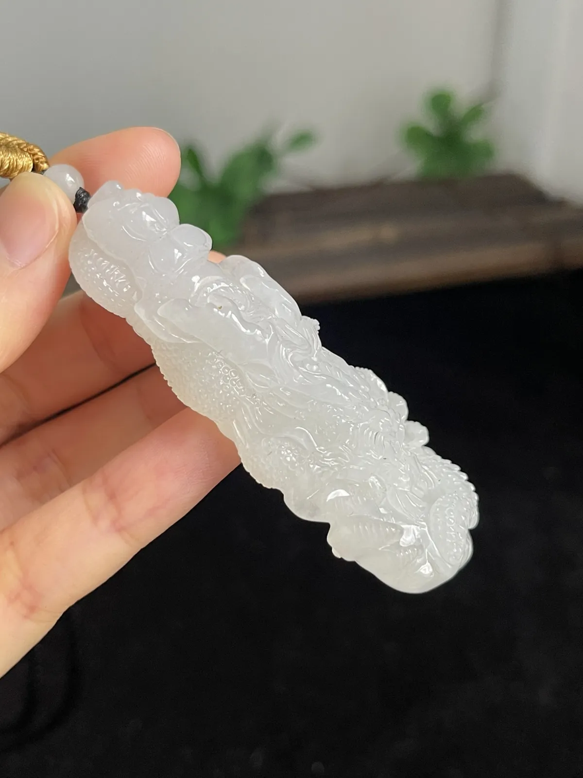 翡翠冰糯白色吊坠，配珠未测