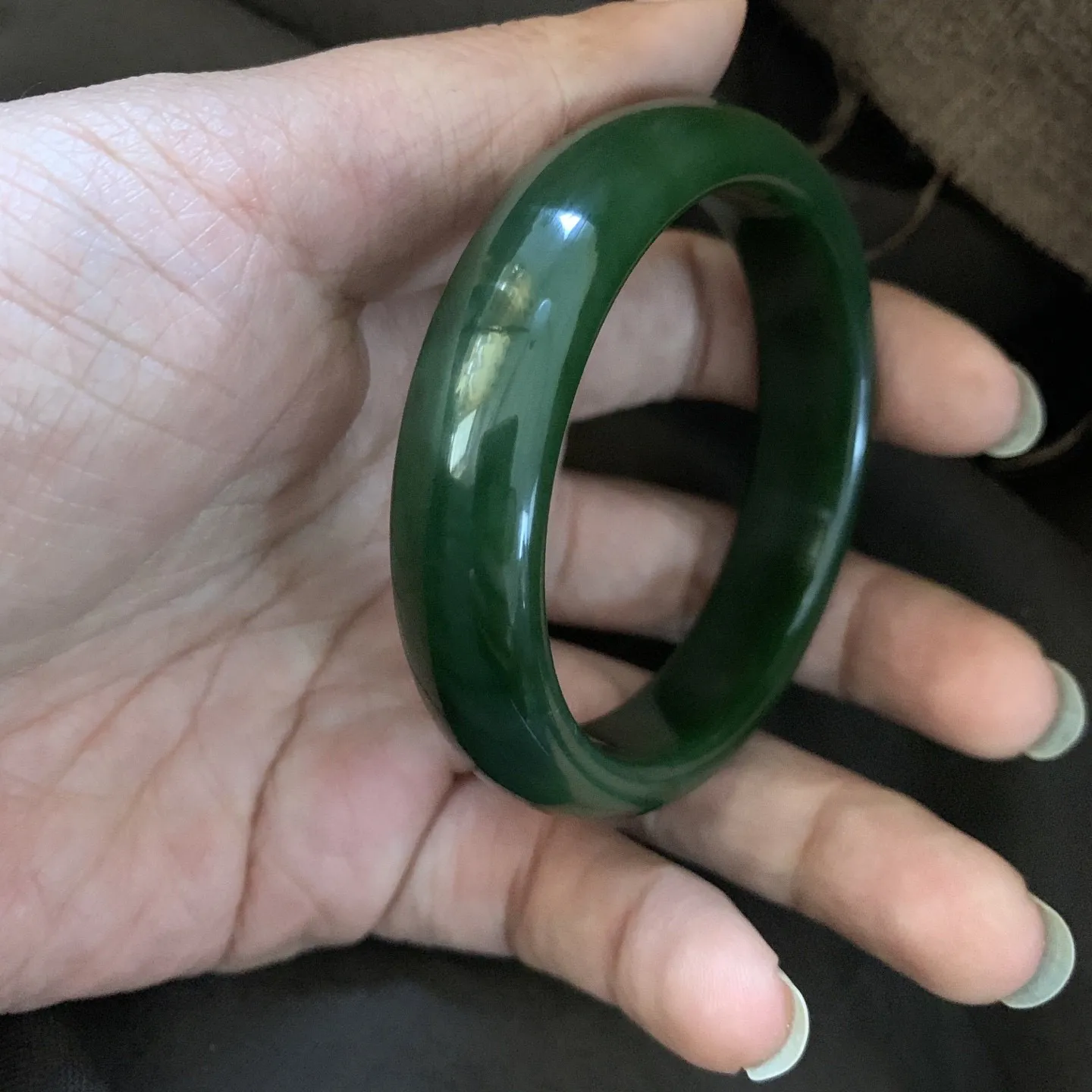 和田玉碧玉56.3圈口菠菜绿手镯，镯型古朴典雅。在诗情画意的雨巷相遇，你是我腕间的一抹风情，有你眸有深情.清风荡漾湖间静水，我愿俯身低眉，在烟波涟漪处寻