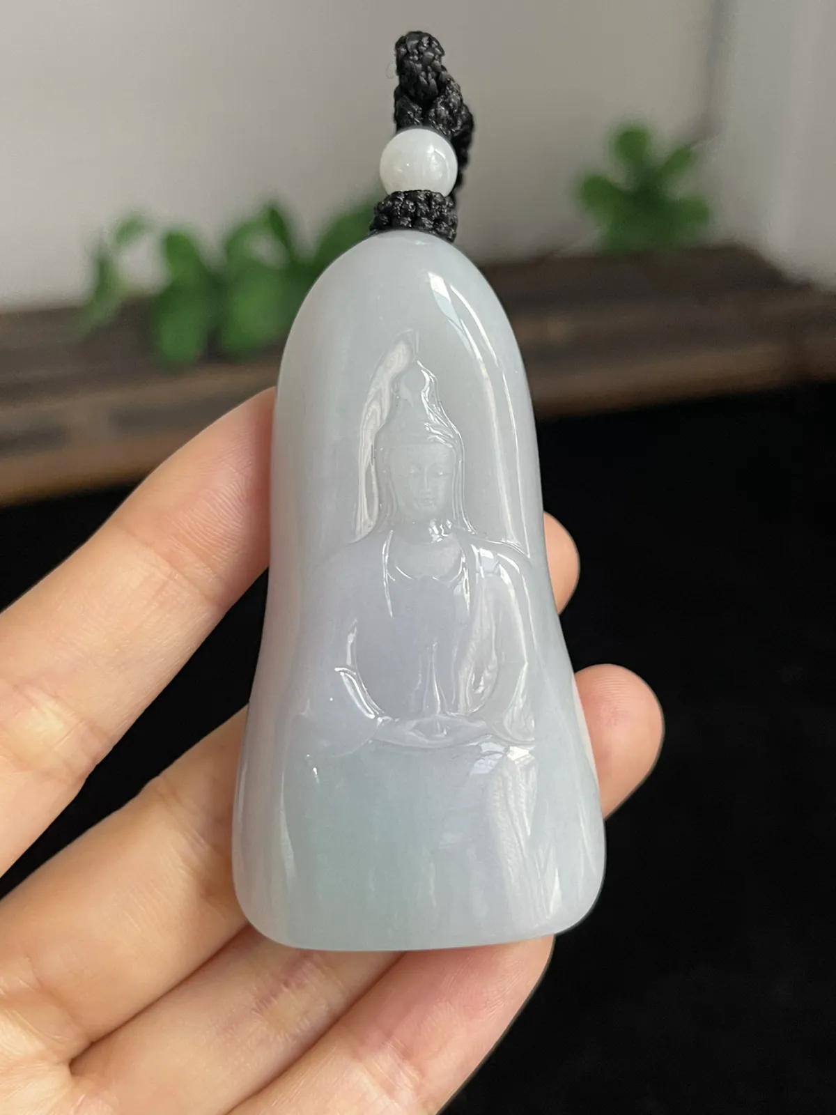 翡翠糯化种淡绿色吊坠，配珠未测