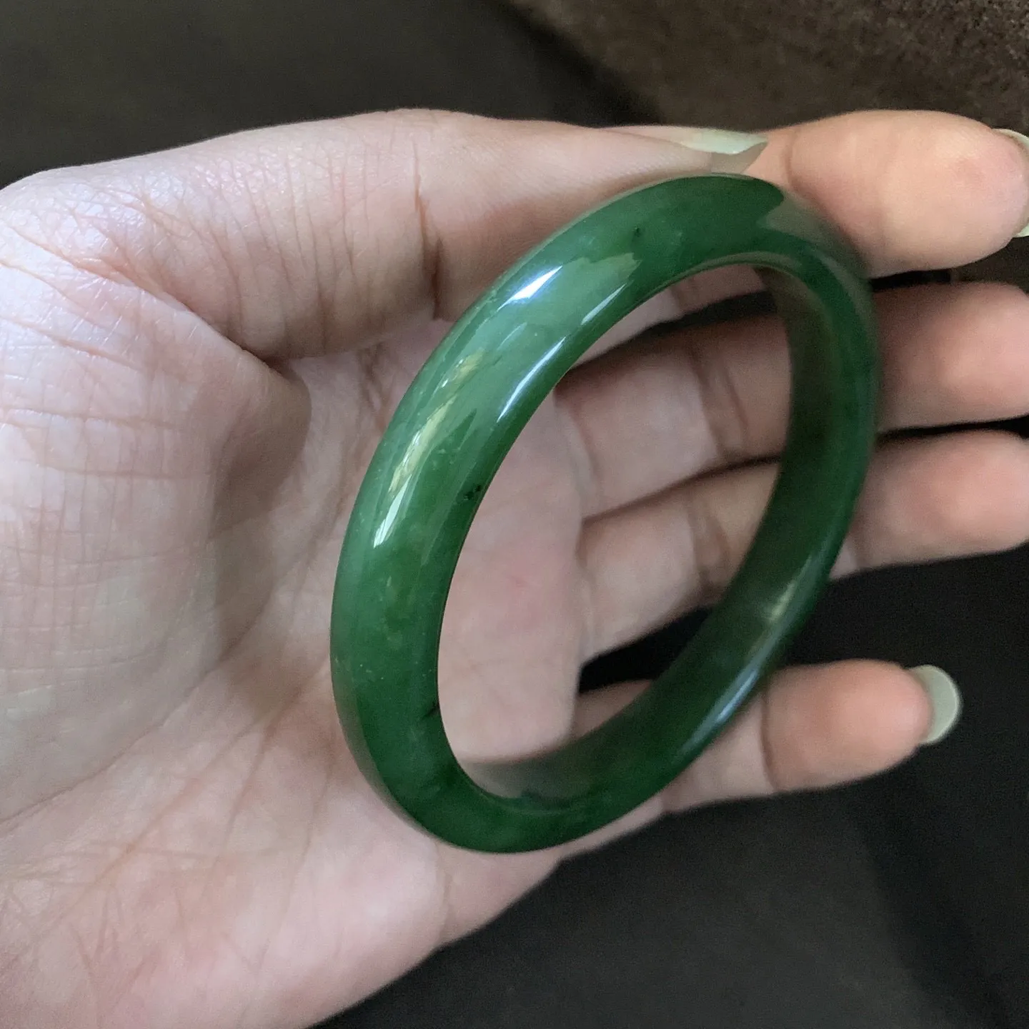和田玉碧玉64圈口阳绿色手镯【挽间柔情】，镯型古朴典雅。在诗情画意的雨巷相遇，你是我腕间的一抹风情，有你眸有深情.清风荡漾湖间静水，我愿俯身低眉，在烟波涟漪处寻