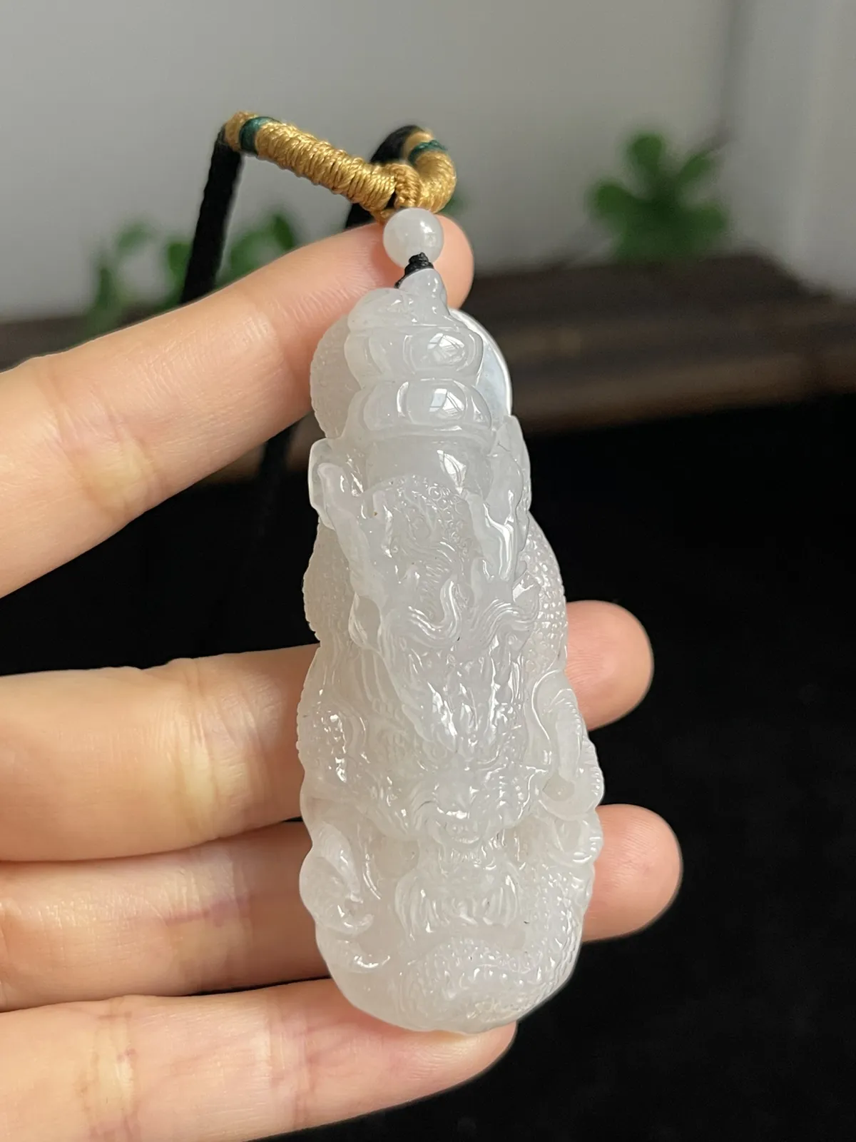 翡翠冰糯白色吊坠，配珠未测