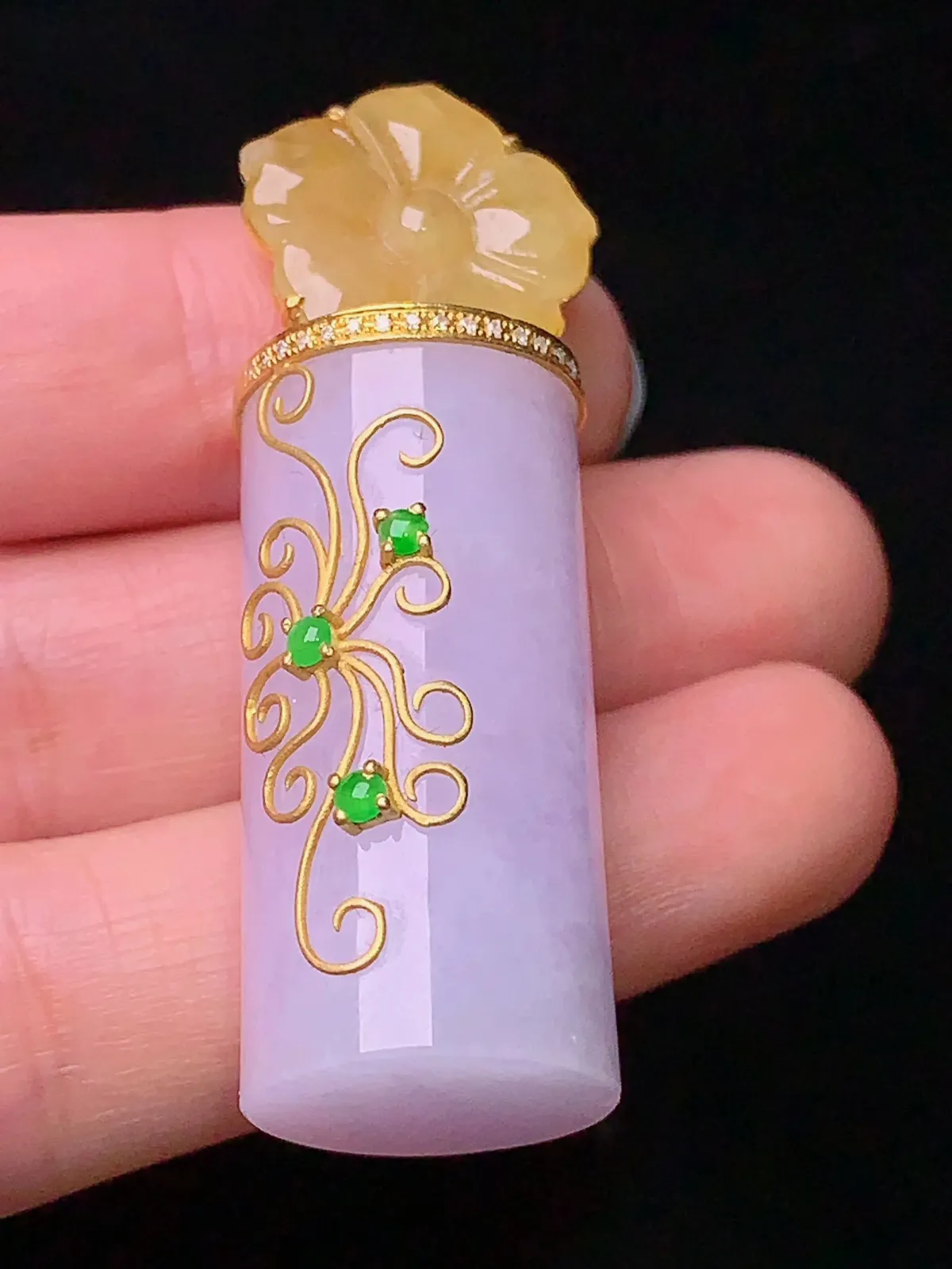 18k金钻镶嵌淡紫罗兰玉柱吊坠 搭配小绿蛋面镶嵌 玉质细腻 整体尺寸49.3*15.5*15.5