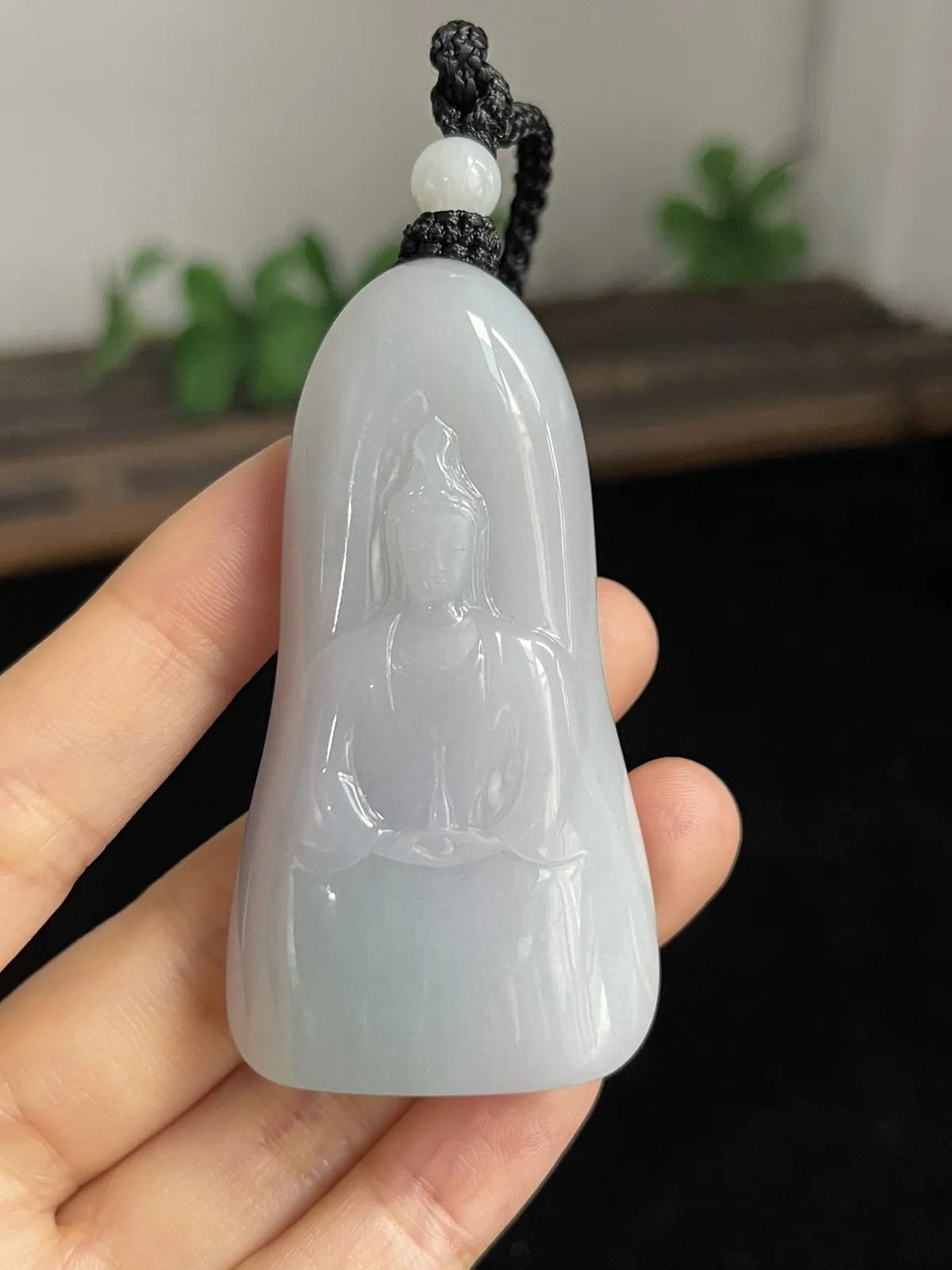 翡翠糯化种淡绿色吊坠，配珠未测