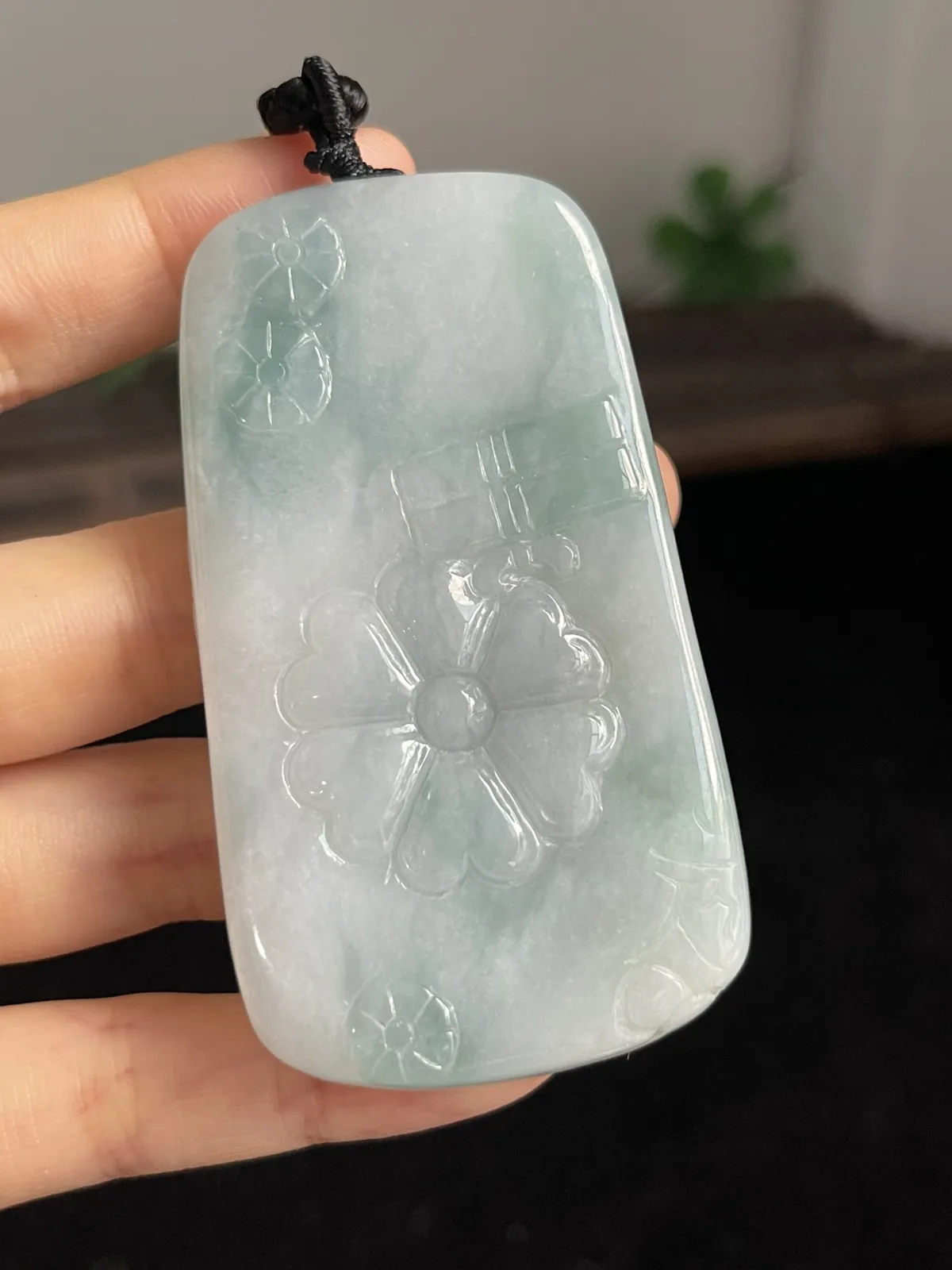 翡翠冰糯种淡绿色吊坠