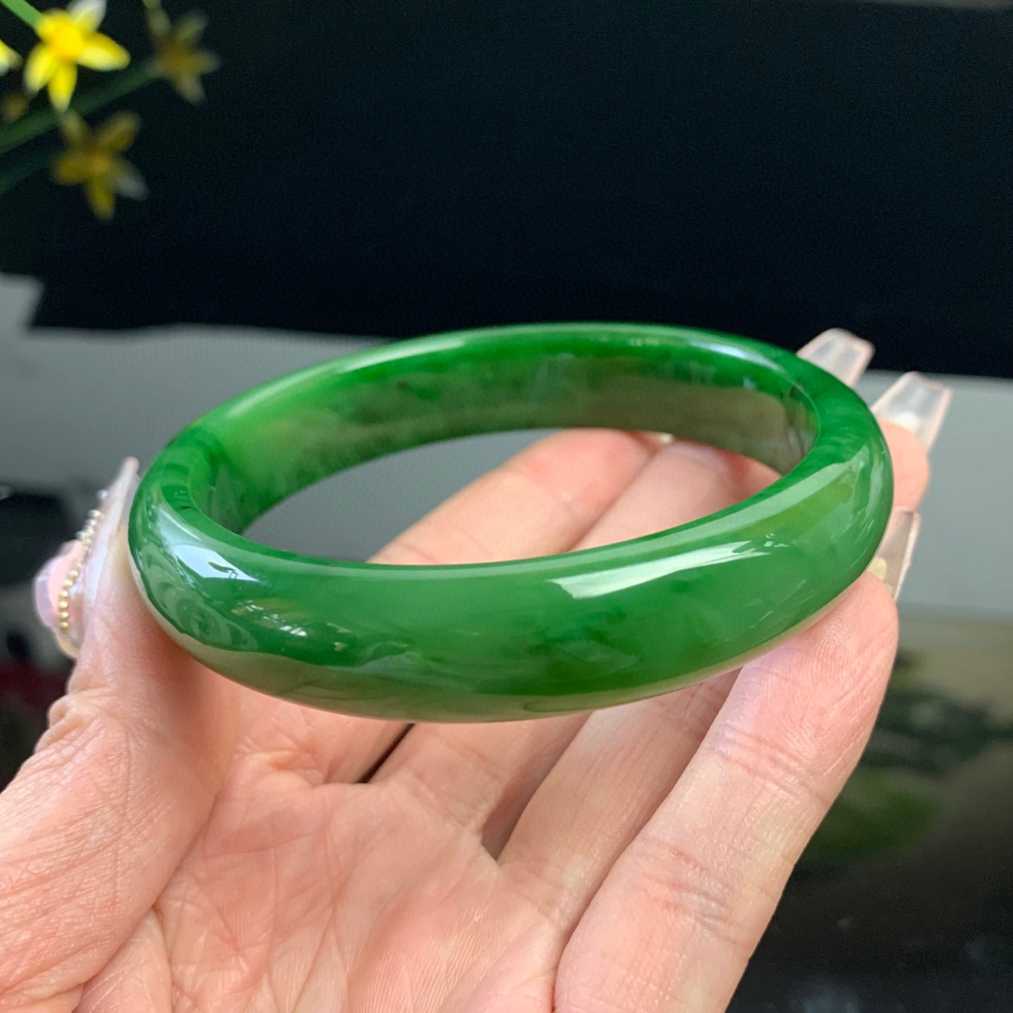 和田玉63圈口阳绿色碧玉手镯！阳绿色宽条手镯，少见阳绿大圈口宽条，玉质细腻油润 底色纯净 脂粉好，品质好！