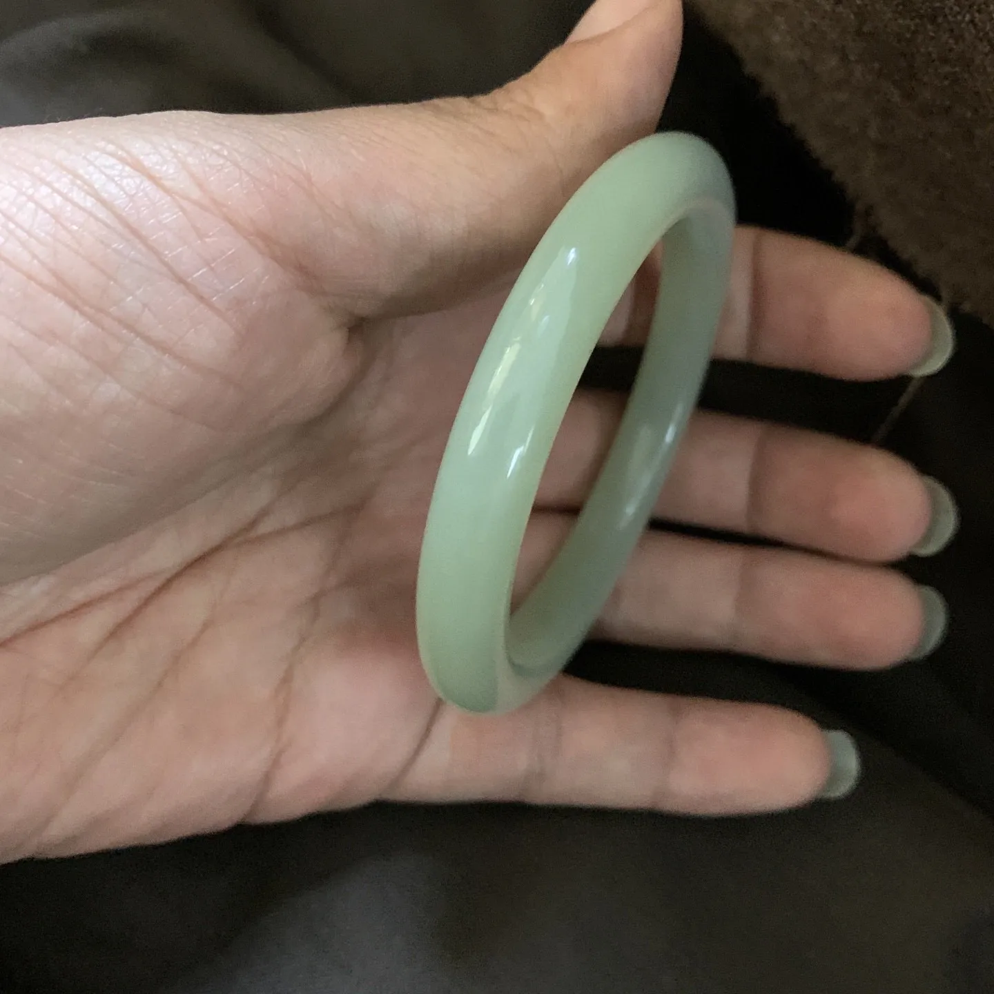 和田玉55.3圈口晴水色手镯，镯型古朴典雅。在诗情画意的雨巷相遇，你是我腕间的一抹风情，有你眸有深情.清风荡漾湖间静水，我愿俯身低眉，在烟波涟漪处寻