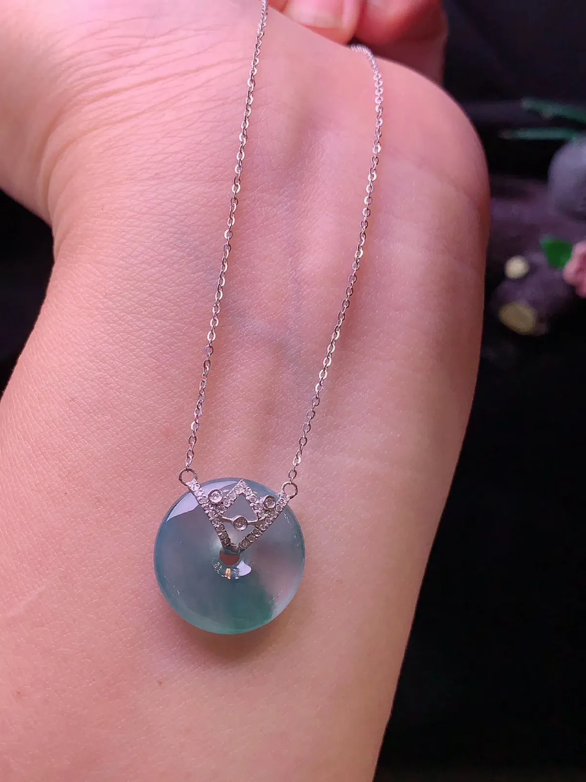 18k金钻镶嵌飘花平安扣项链吊坠 玉质水润细腻 色泽清新艳丽 整体尺寸16.6*4.3