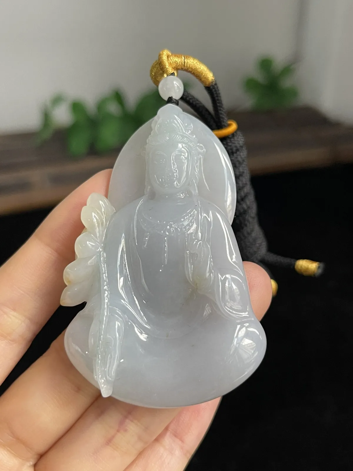 翡翠糯化种白色吊坠，配珠未测