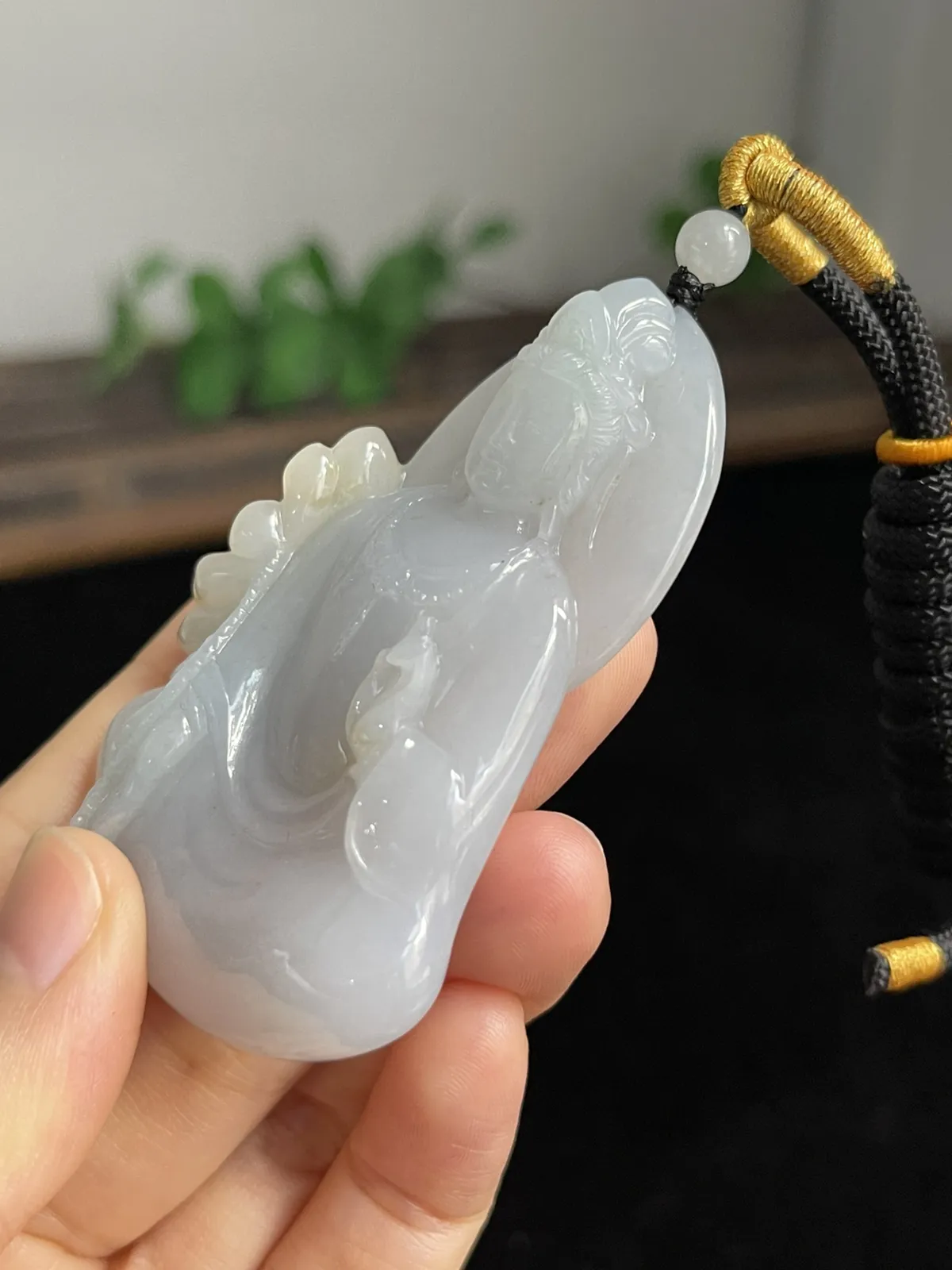 翡翠糯化种白色吊坠，配珠未测