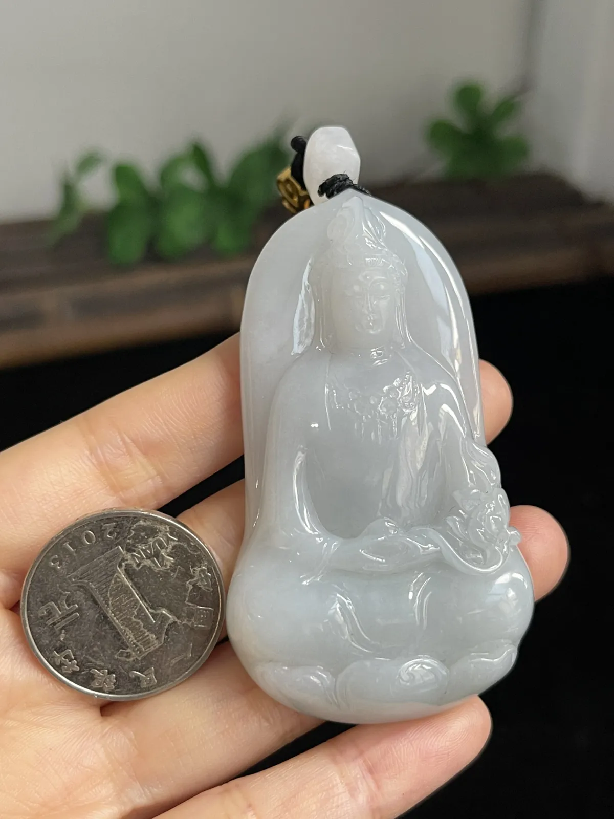 翡翠糯化种白色吊坠，配珠未测