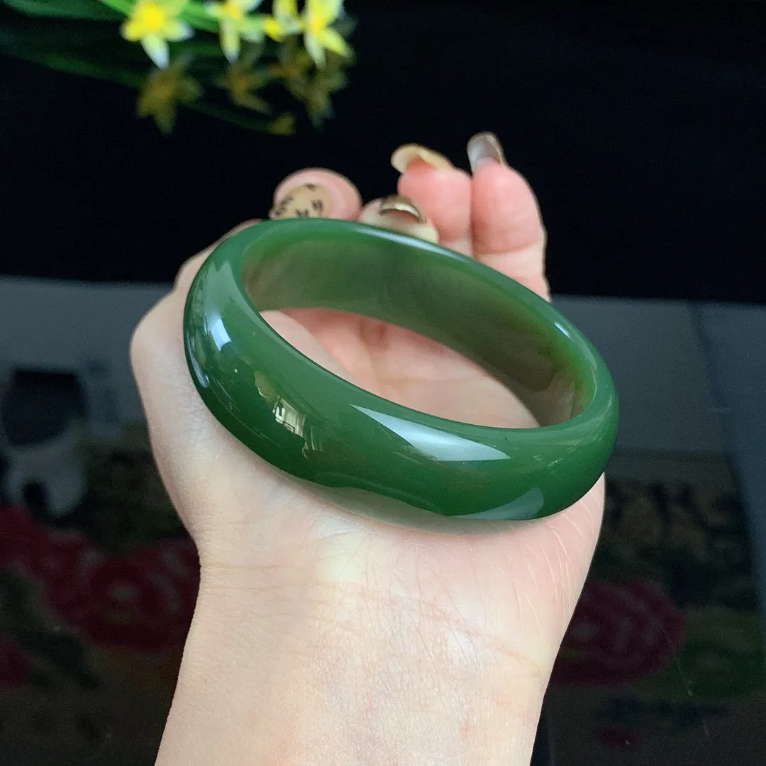 土豪款，和田玉57圈口菠菜绿宽版碧玉手镯！玉质细腻油润 底色纯净 无裂无棉 脂粉好，品质高