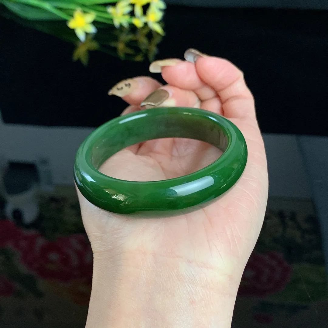 和田玉碧玉52圈口菠菜绿宽版碧玉手镯！玉质细腻油润 底色纯净 无裂无杂 脂粉好，品质高