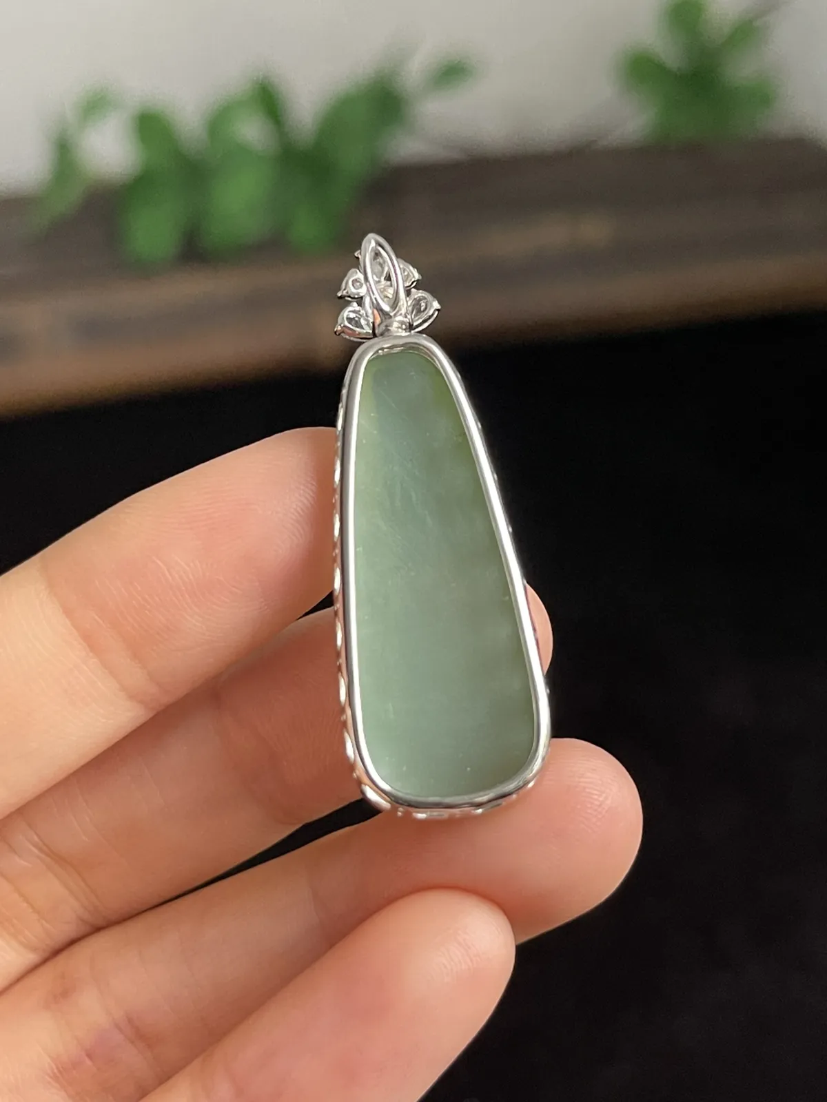 和田玉吊坠，印记：G18K,伴钻石