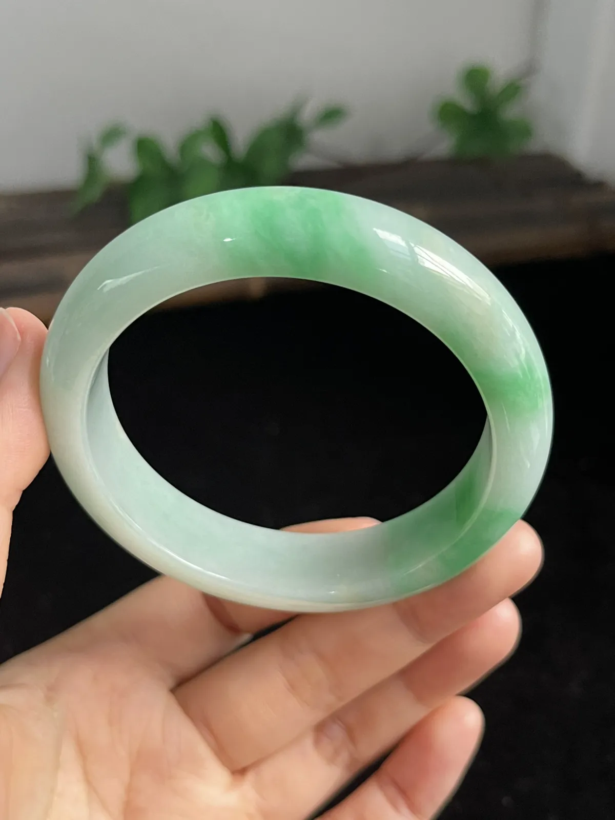 正圈55.5圈口，翡翠糯化种飘绿手镯